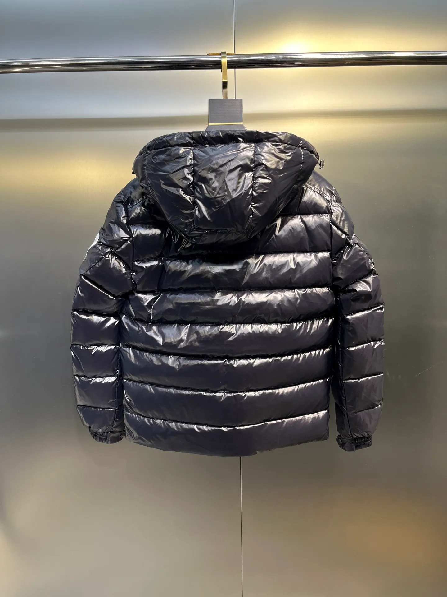 P780 Wang Yibo's same Moncler Mariveles down jacket, which draws inspiration from camping and incorporates dynamic technological texture. It is made of polyester and has a hooded style. The hood can be detached at will. Size: 123456 Color: black