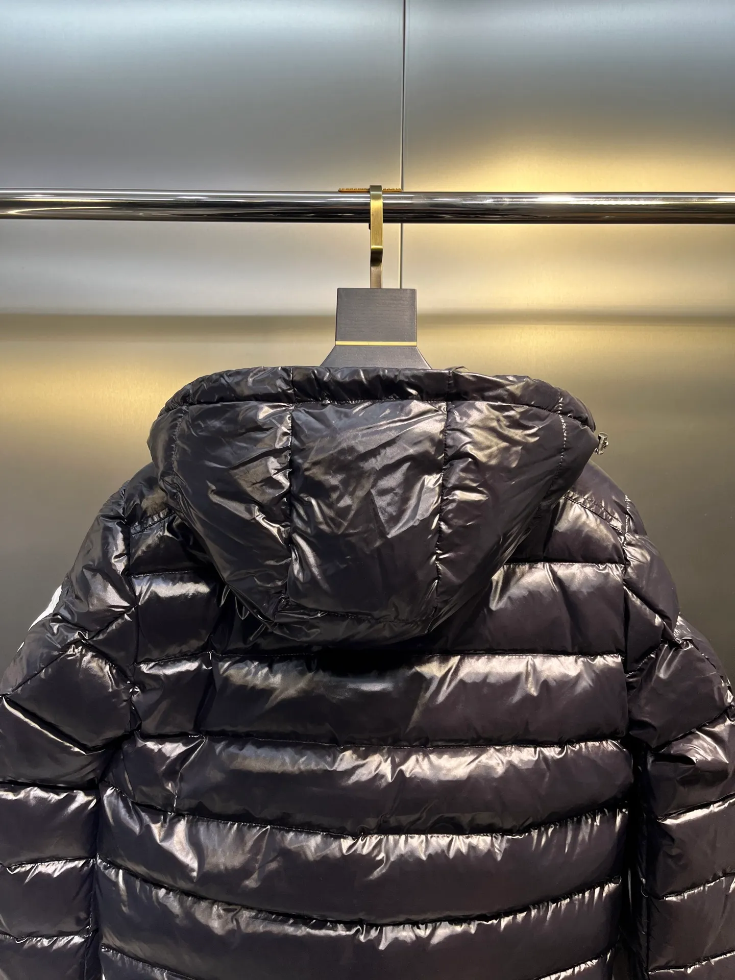 P780 Wang Yibo's same Moncler Mariveles down jacket, which draws inspiration from camping and incorporates dynamic technological texture. It is made of polyester and has a hooded style. The hood can be detached at will. Size: 123456 Color: black