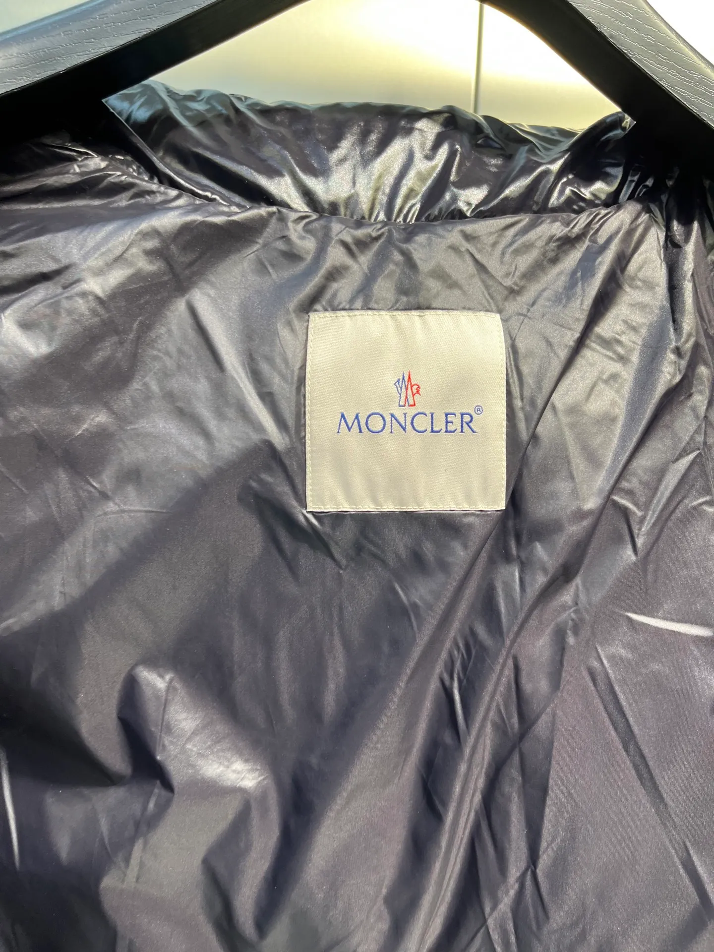 P780 Wang Yibo's same Moncler Mariveles down jacket, which draws inspiration from camping and incorporates dynamic technological texture. It is made of polyester and has a hooded style. The hood can be detached at will. Size: 123456 Color: black