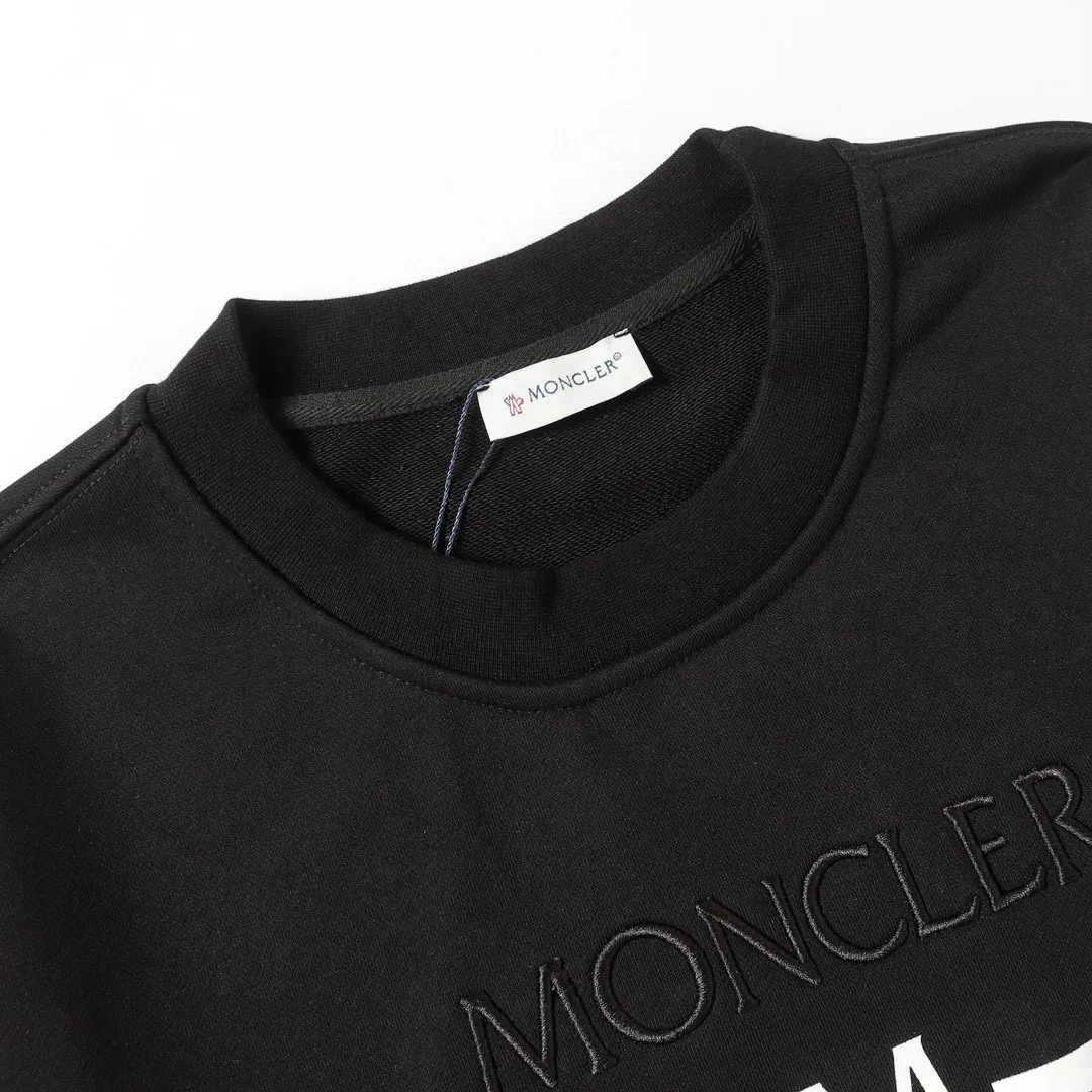 P210 Style No.: 854 〈MONCLER〉The price of the embroidered printed round neck sweatshirt with a hood is actually quite advantageous. Those who have been to the counters should know that the price of the hooded sweatshirt is not much cheaper than that of Gucci Burberry. It is just relatively low-key and unwilling to hype. It is a picture that you want to buy or not. The aloof existence... ✅460 grams of 100% pure cotton wool fabric OS version is too large ✅Combined with the original high weight double yarn thread ✅Correct three-needle and five-thread craftsmanship Chain edge Color: Black White Size S M L