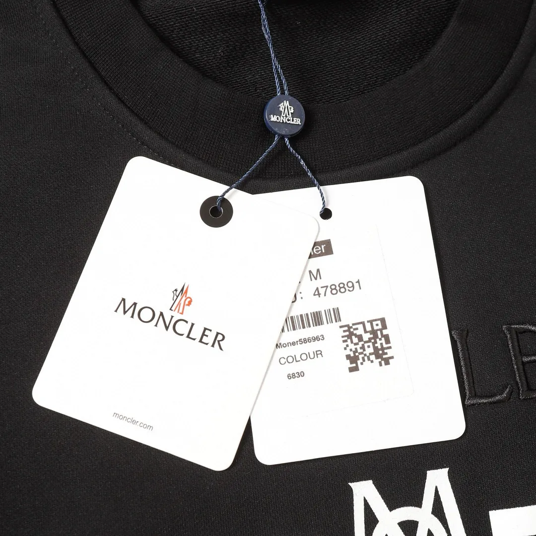 P210 Style No.: 854 〈MONCLER〉The price of the embroidered printed round neck sweatshirt with a hood is actually quite advantageous. Those who have been to the counters should know that the price of the hooded sweatshirt is not much cheaper than that of Gucci Burberry. It is just relatively low-key and unwilling to hype. It is a picture that you want to buy or not. The aloof existence... ✅460 grams of 100% pure cotton wool fabric OS version is too large ✅Combined with the original high weight double yarn thread ✅Correct three-needle and five-thread craftsmanship Chain edge Color: Black White Size S M L