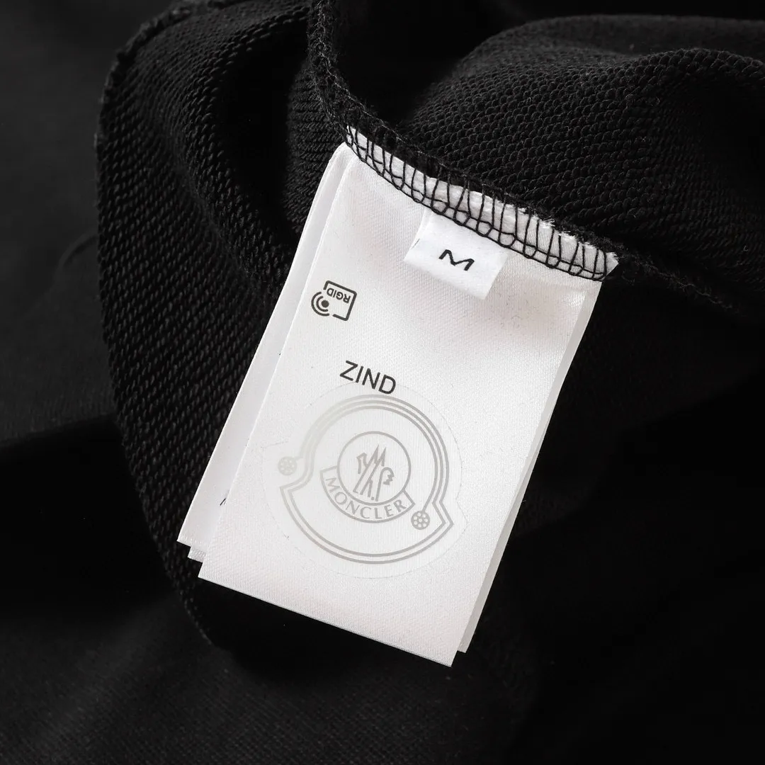 P210 Style No.: 854 〈MONCLER〉The price of the embroidered printed round neck sweatshirt with a hood is actually quite advantageous. Those who have been to the counters should know that the price of the hooded sweatshirt is not much cheaper than that of Gucci Burberry. It is just relatively low-key and unwilling to hype. It is a picture that you want to buy or not. The aloof existence... ✅460 grams of 100% pure cotton wool fabric OS version is too large ✅Combined with the original high weight double yarn thread ✅Correct three-needle and five-thread craftsmanship Chain edge Color: Black White Size S M L
