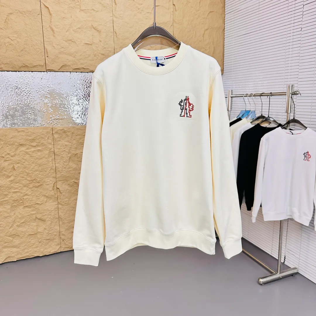 P280 Brand: Mengkou🤳𝐌𝐎𝐍𝐂𝐋𝐄𝐑 Fabric: ☑️Made of 440g double-strand pure cotton terry👕 Fabric: ☑️Thread with 1*1 double yarn thread. 🔜Comes with dyeing in the same tank. Craftsmanship: ☑️The embroidery uses 3D three-dimensional embroidery technology, 🇧🇫The original computer scan and print is restored 1:1. The pattern is clear and the needle count is dense. It is a rare high-end product on the market! 🇲🇩All three standards are complete! Size: ☑️S 〰️M 〰️L 〰️XL 〰️XXL