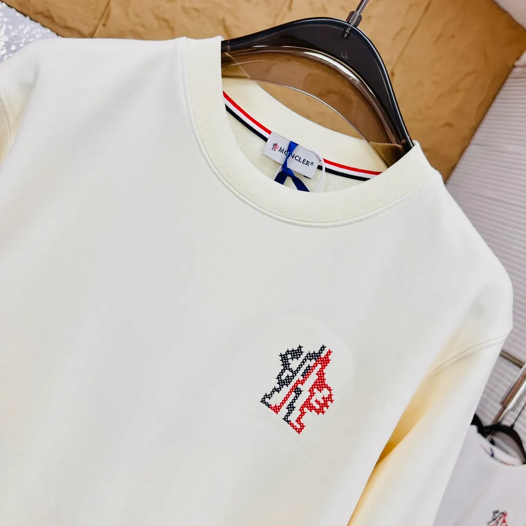 P280 Brand: Mengkou🤳𝐌𝐎𝐍𝐂𝐋𝐄𝐑 Fabric: ☑️Made of 440g double-strand pure cotton terry👕 Fabric: ☑️Thread with 1*1 double yarn thread. 🔜Comes with dyeing in the same tank. Craftsmanship: ☑️The embroidery uses 3D three-dimensional embroidery technology, 🇧🇫The original computer scan and print is restored 1:1. The pattern is clear and the needle count is dense. It is a rare high-end product on the market! 🇲🇩All three standards are complete! Size: ☑️S 〰️M 〰️L 〰️XL 〰️XXL