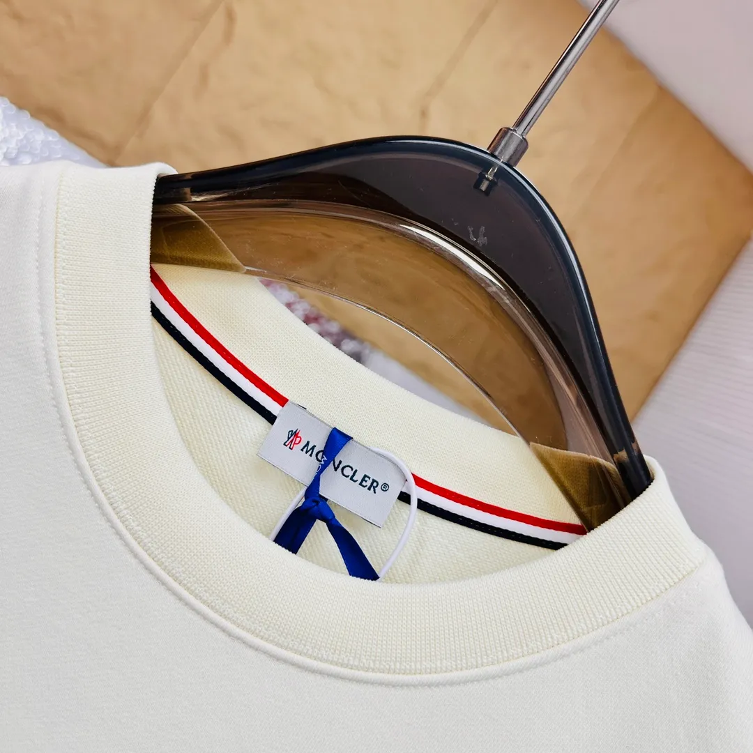 P280 Brand: Mengkou🤳𝐌𝐎𝐍𝐂𝐋𝐄𝐑 Fabric: ☑️Made of 440g double-strand pure cotton terry👕 Fabric: ☑️Thread with 1*1 double yarn thread. 🔜Comes with dyeing in the same tank. Craftsmanship: ☑️The embroidery uses 3D three-dimensional embroidery technology, 🇧🇫The original computer scan and print is restored 1:1. The pattern is clear and the needle count is dense. It is a rare high-end product on the market! 🇲🇩All three standards are complete! Size: ☑️S 〰️M 〰️L 〰️XL 〰️XXL