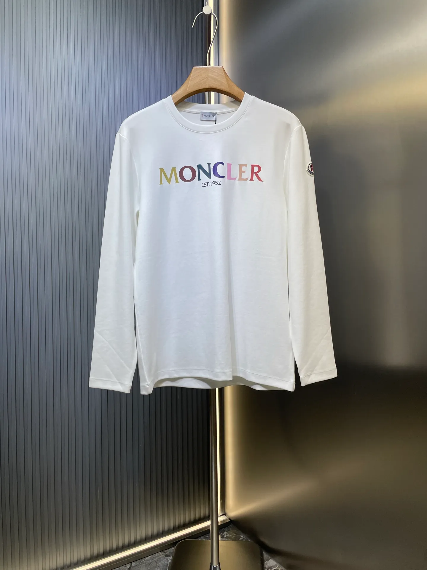 P300 moncler 🌟 European limited edition early autumn new thick rainbow letter printed long-sleeved bottoming shirt; customized 260g high-density water-soft cotton fabric, unique Supima washed cotton content up to 95%, not ordinary cotton that can be achieved casually in the market, rainbow letter contrast printing technology on the chest can give different visual effects! A must-have item for autumn and winter size: s-xxxl