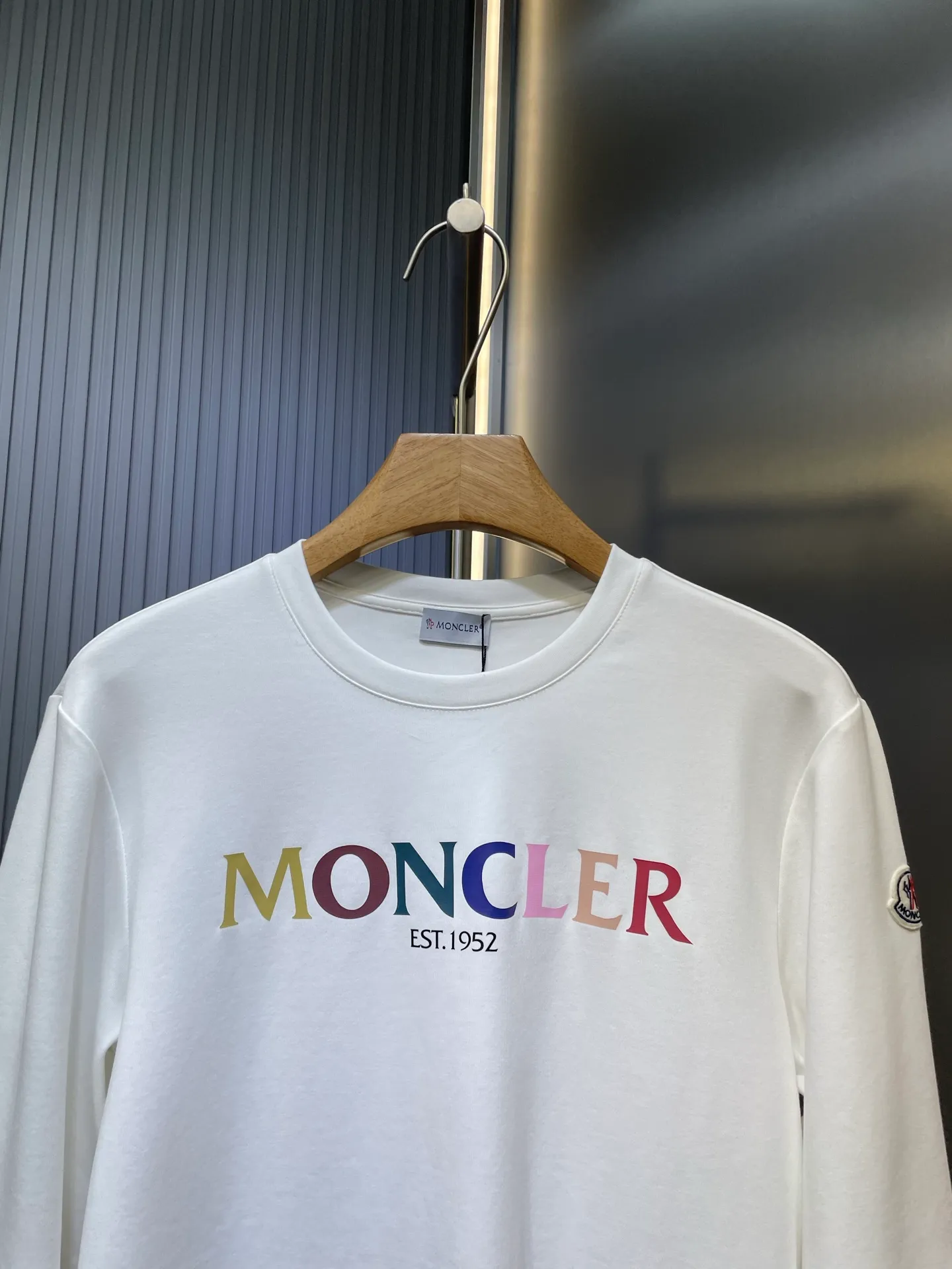 P300 moncler 🌟 European limited edition early autumn new thick rainbow letter printed long-sleeved bottoming shirt; customized 260g high-density water-soft cotton fabric, unique Supima washed cotton content up to 95%, not ordinary cotton that can be achieved casually in the market, rainbow letter contrast printing technology on the chest can give different visual effects! A must-have item for autumn and winter size: s-xxxl