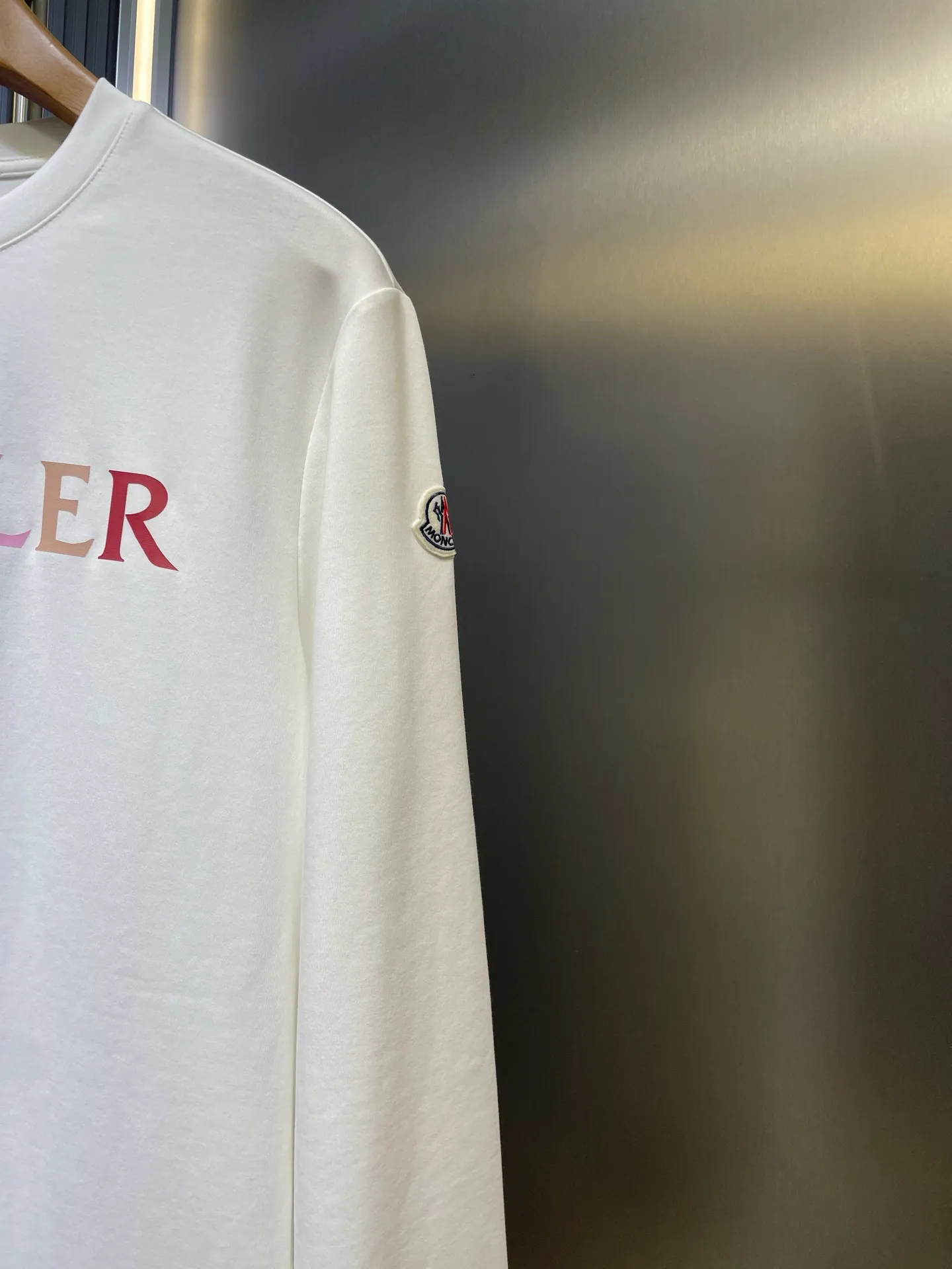 P300 moncler 🌟 European limited edition early autumn new thick rainbow letter printed long-sleeved bottoming shirt; customized 260g high-density water-soft cotton fabric, unique Supima washed cotton content up to 95%, not ordinary cotton that can be achieved casually in the market, rainbow letter contrast printing technology on the chest can give different visual effects! A must-have item for autumn and winter size: s-xxxl