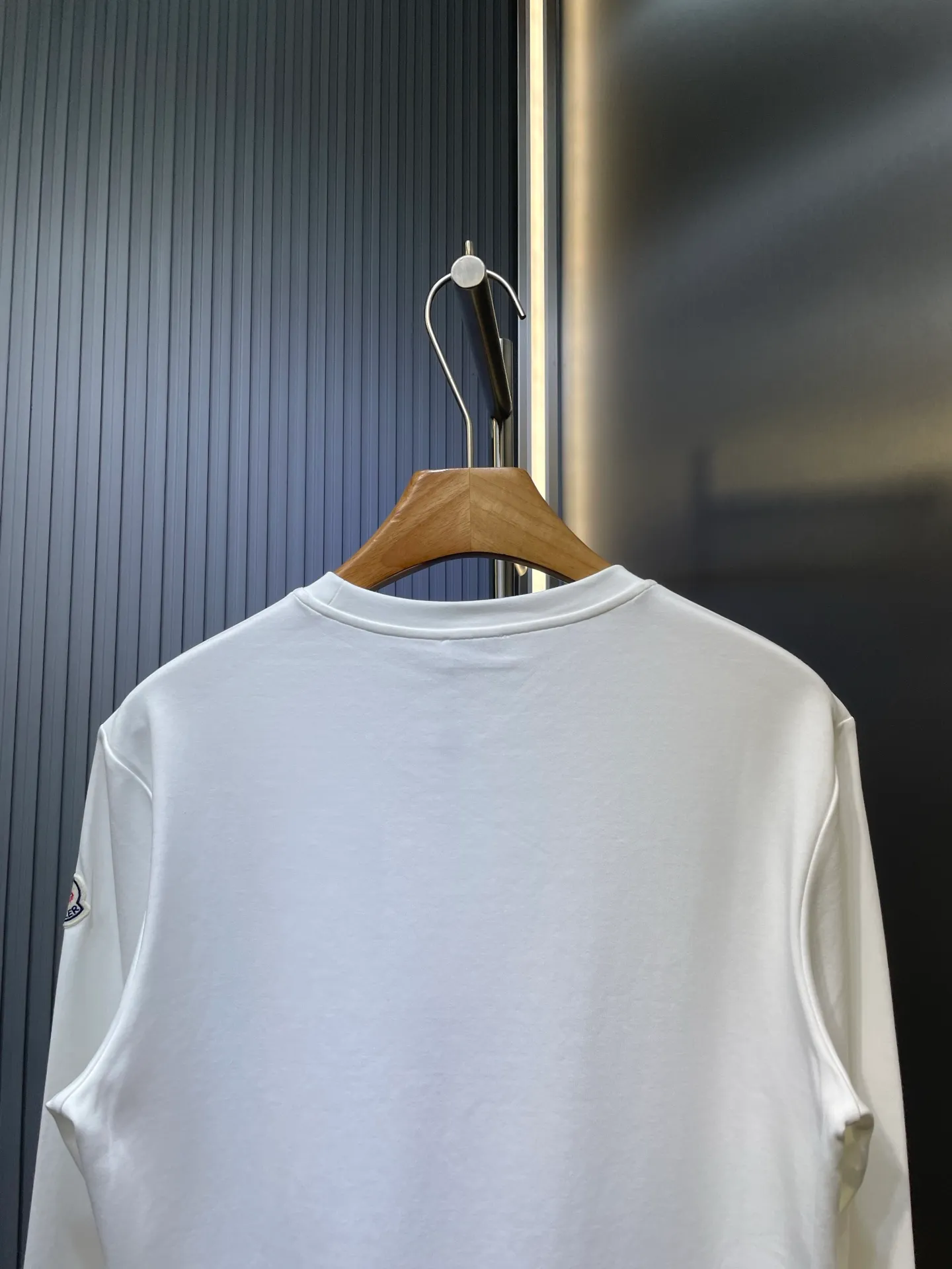 P300 moncler 🌟 European limited edition early autumn new thick rainbow letter printed long-sleeved bottoming shirt; customized 260g high-density water-soft cotton fabric, unique Supima washed cotton content up to 95%, not ordinary cotton that can be achieved casually in the market, rainbow letter contrast printing technology on the chest can give different visual effects! A must-have item for autumn and winter size: s-xxxl