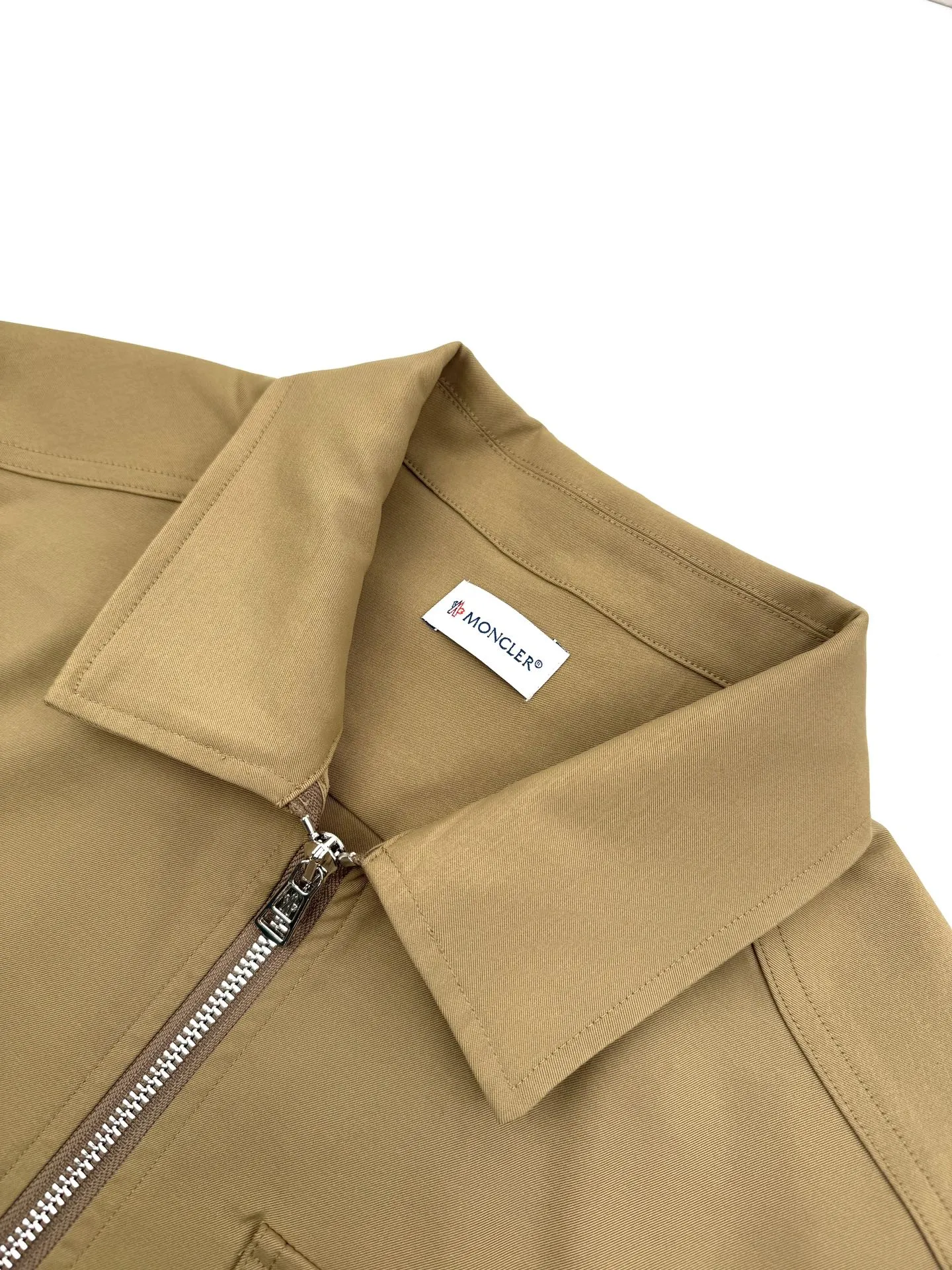 P480 White background picture] Moncler/mask logo zipper shirt jacket [Ready stock] S M L Outline the most moving fashion picture. Imported special machine infrared is used to position the "Moncler logo embroidery". The position is more accurate and strong. Template machine opens the bag. The preset template guides the position of the bag. The shape and size. The accuracy ensures the quality of the bag opening effect. The fabrics have been washed and have a better hand feel. Not easy to deform, not easy to shrink, not easy to fade. Maintain long-term beauty and loose fit.