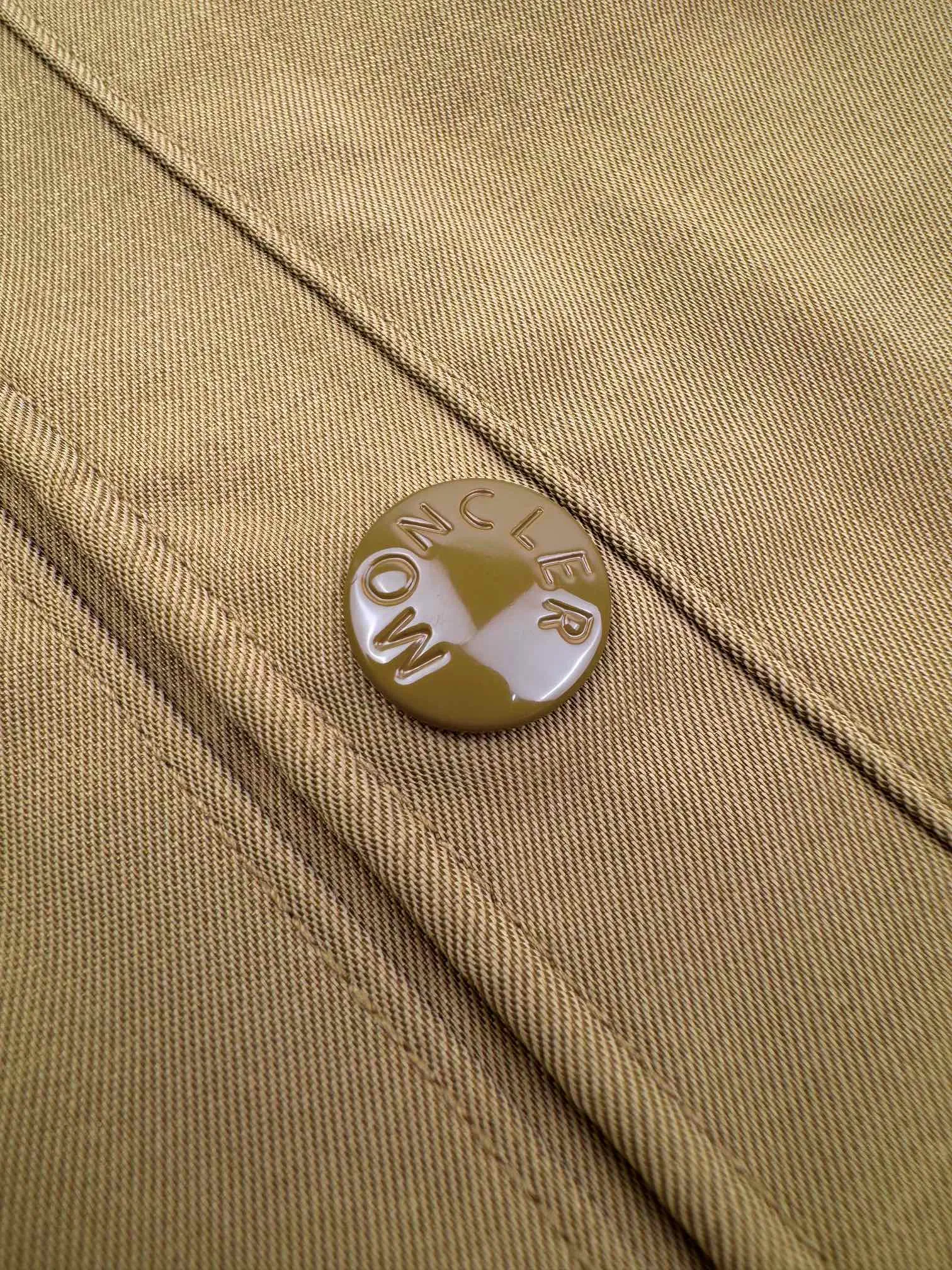 P480 White background picture] Moncler/mask logo zipper shirt jacket [Ready stock] S M L Outline the most moving fashion picture. Imported special machine infrared is used to position the "Moncler logo embroidery". The position is more accurate and strong. Template machine opens the bag. The preset template guides the position of the bag. The shape and size. The accuracy ensures the quality of the bag opening effect. The fabrics have been washed and have a better hand feel. Not easy to deform, not easy to shrink, not easy to fade. Maintain long-term beauty and loose fit.