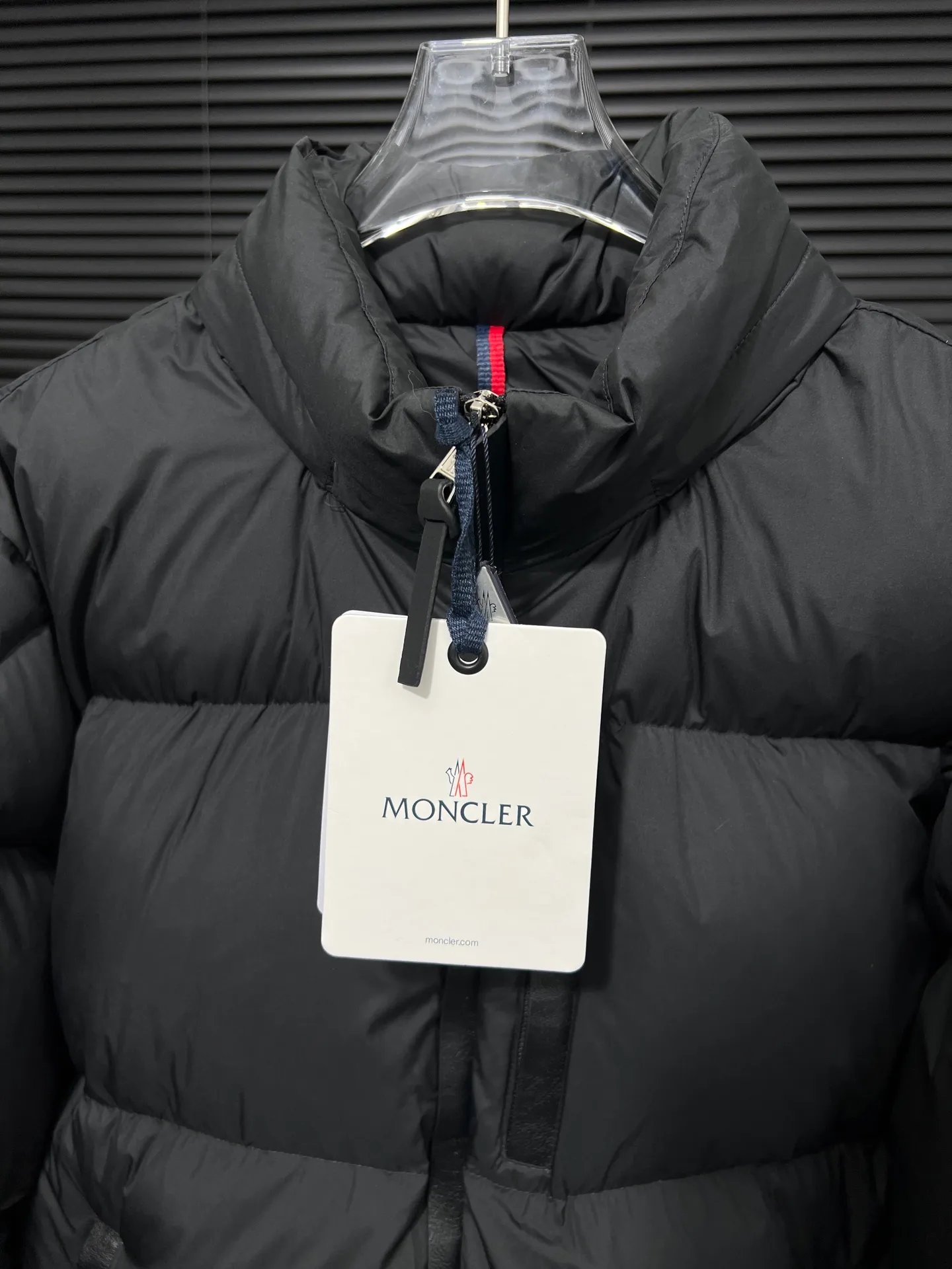 P820 ​​Moncler's new besbre zipper stand collar is a new fashionable stand collar down for autumn and winter. The overall design is simple and beautiful, and it is also very versatile and suitable for any occasion. Pair it with one inside, which is fashionable, age-reducing and warm. The body is decorated with leather zipper design pockets, which is fashionable and high-end. The sleeve arms are embellished with the brand's iconic logo, which not only highlights the brand's charm, but also has a high degree of recognition. The luxurious and low-key design is simply great! Powerful functionality brings warmth to cold winters, is windproof and waterproof, and is filled with 90% velvet content, allowing you to feel warm even on sub-zero nights. Color: Khaki Black Size: 12345