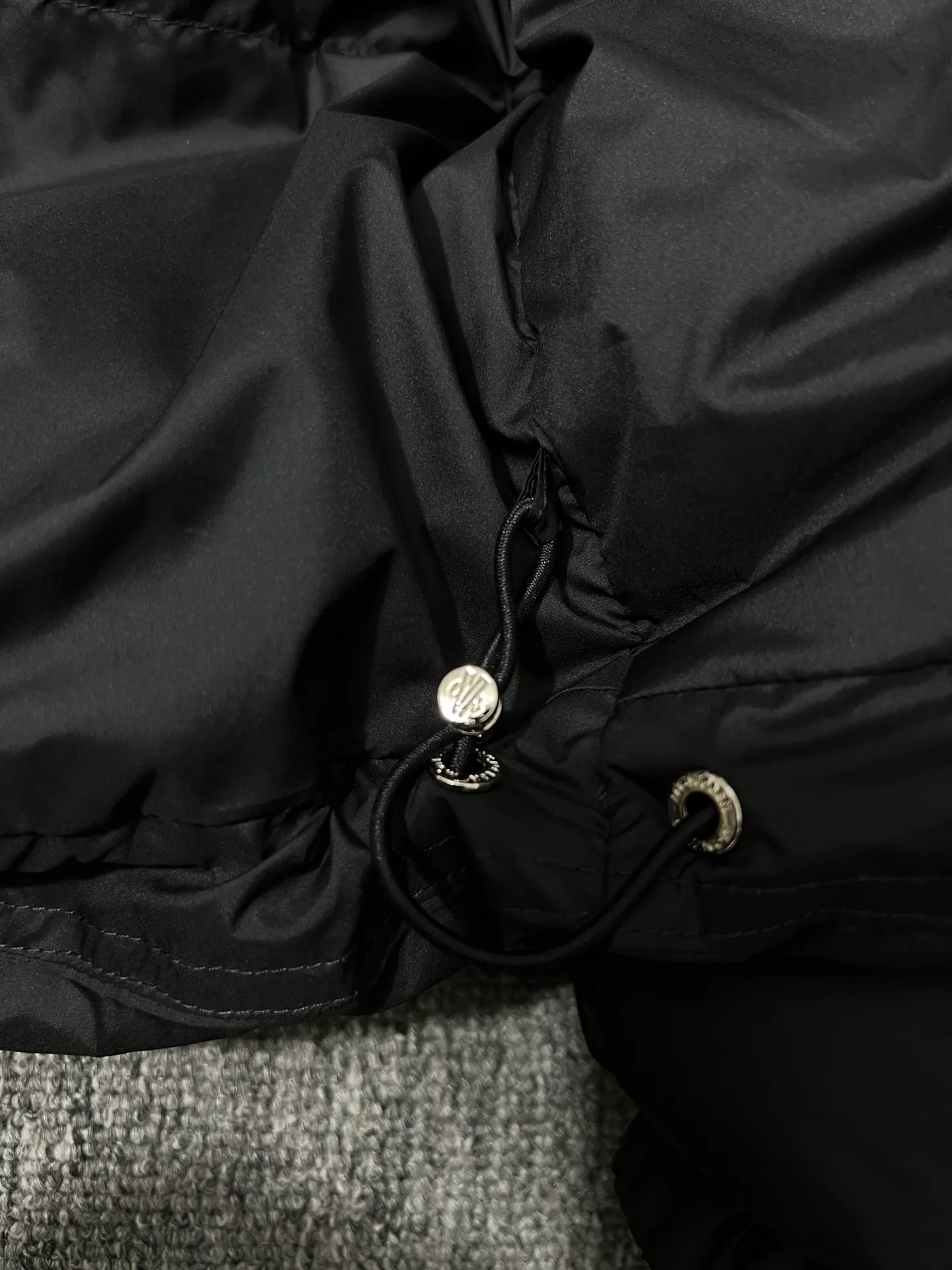 P820 ​​Moncler's new besbre zipper stand collar is a new fashionable stand collar down for autumn and winter. The overall design is simple and beautiful, and it is also very versatile and suitable for any occasion. Pair it with one inside, which is fashionable, age-reducing and warm. The body is decorated with leather zipper design pockets, which is fashionable and high-end. The sleeve arms are embellished with the brand's iconic logo, which not only highlights the brand's charm, but also has a high degree of recognition. The luxurious and low-key design is simply great! Powerful functionality brings warmth to cold winters, is windproof and waterproof, and is filled with 90% velvet content, allowing you to feel warm even on sub-zero nights. Color: Khaki Black Size: 12345