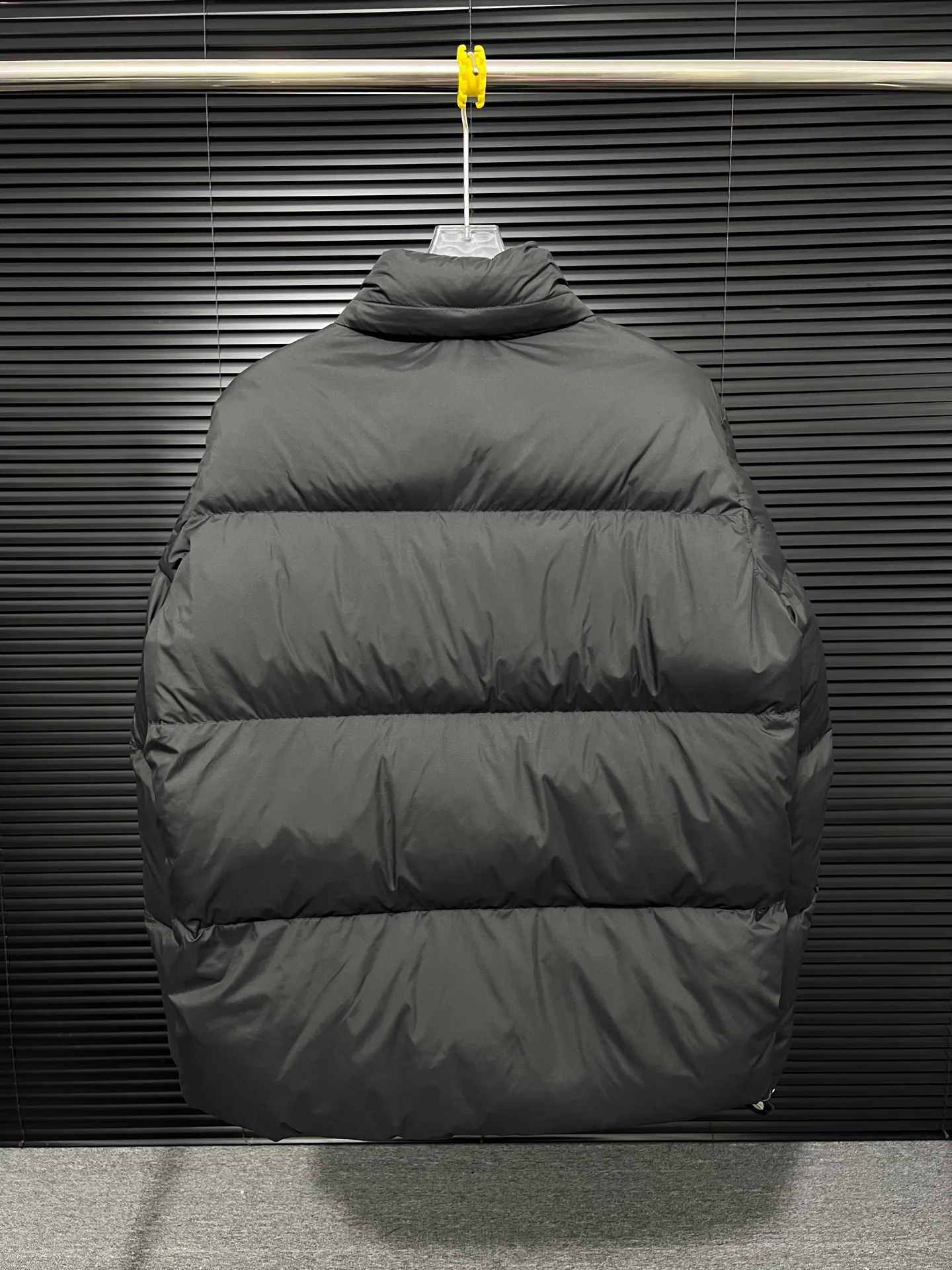 P820 ​​Moncler's new besbre zipper stand collar is a new fashionable stand collar down for autumn and winter. The overall design is simple and beautiful, and it is also very versatile and suitable for any occasion. Pair it with one inside, which is fashionable, age-reducing and warm. The body is decorated with leather zipper design pockets, which is fashionable and high-end. The sleeve arms are embellished with the brand's iconic logo, which not only highlights the brand's charm, but also has a high degree of recognition. The luxurious and low-key design is simply great! Powerful functionality brings warmth to cold winters, is windproof and waterproof, and is filled with 90% velvet content, allowing you to feel warm even on sub-zero nights. Color: Khaki Black Size: 12345
