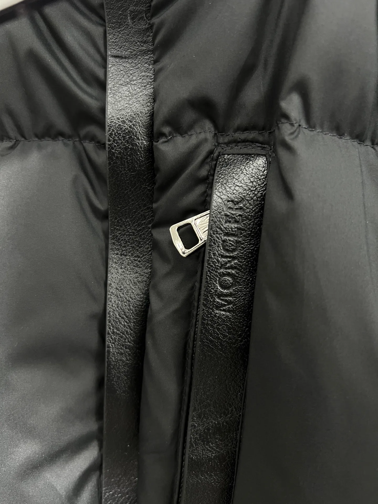 P820 ​​Moncler's new besbre zipper stand collar is a new fashionable stand collar down for autumn and winter. The overall design is simple and beautiful, and it is also very versatile and suitable for any occasion. Pair it with one inside, which is fashionable, age-reducing and warm. The body is decorated with leather zipper design pockets, which is fashionable and high-end. The sleeve arms are embellished with the brand's iconic logo, which not only highlights the brand's charm, but also has a high degree of recognition. The luxurious and low-key design is simply great! Powerful functionality brings warmth to cold winters, is windproof and waterproof, and is filled with 90% velvet content, allowing you to feel warm even on sub-zero nights. Color: Khaki Black Size: 12345