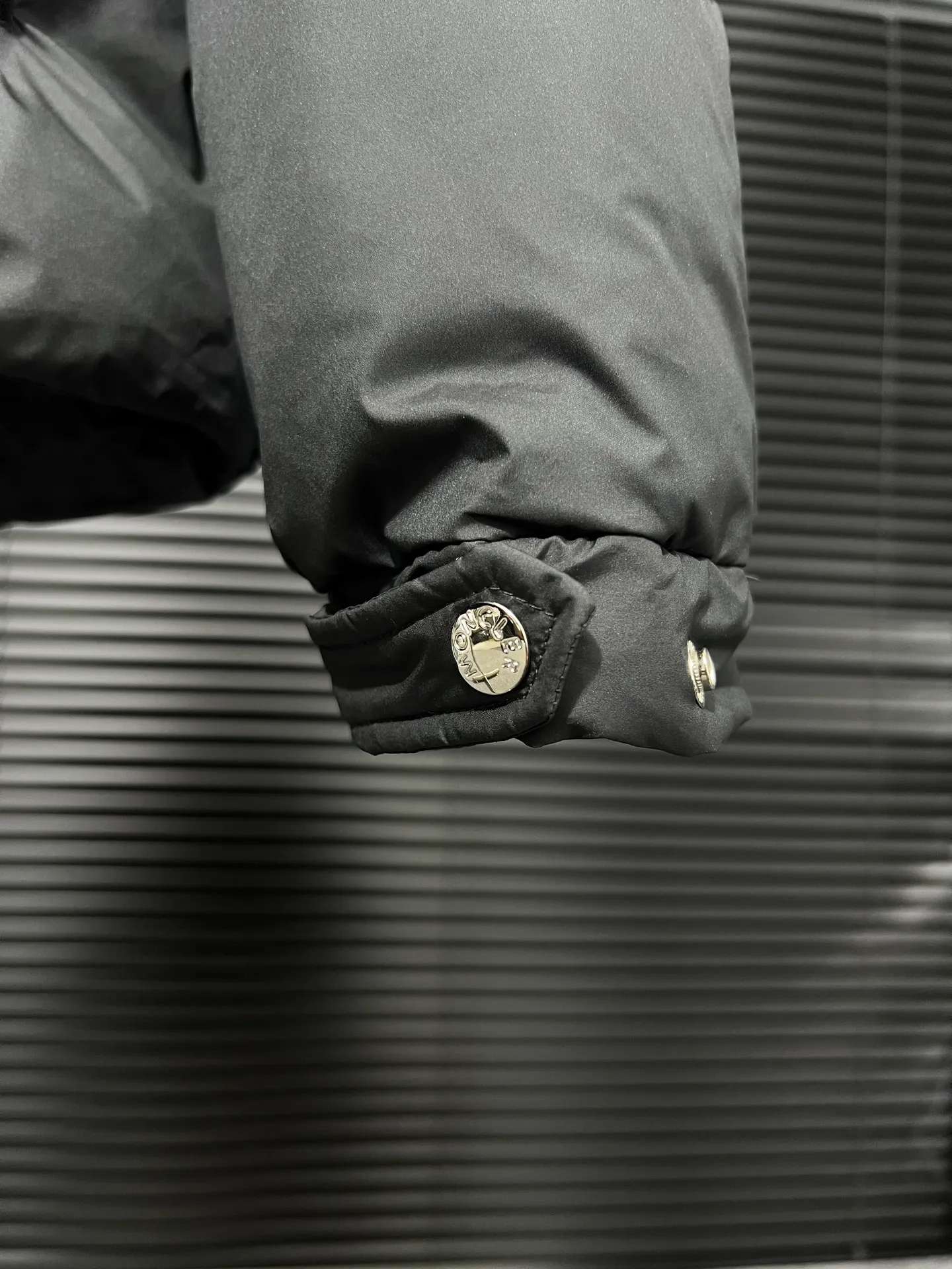 P820 ​​Moncler's new besbre zipper stand collar is a new fashionable stand collar down for autumn and winter. The overall design is simple and beautiful, and it is also very versatile and suitable for any occasion. Pair it with one inside, which is fashionable, age-reducing and warm. The body is decorated with leather zipper design pockets, which is fashionable and high-end. The sleeve arms are embellished with the brand's iconic logo, which not only highlights the brand's charm, but also has a high degree of recognition. The luxurious and low-key design is simply great! Powerful functionality brings warmth to cold winters, is windproof and waterproof, and is filled with 90% velvet content, allowing you to feel warm even on sub-zero nights. Color: Khaki Black Size: 12345