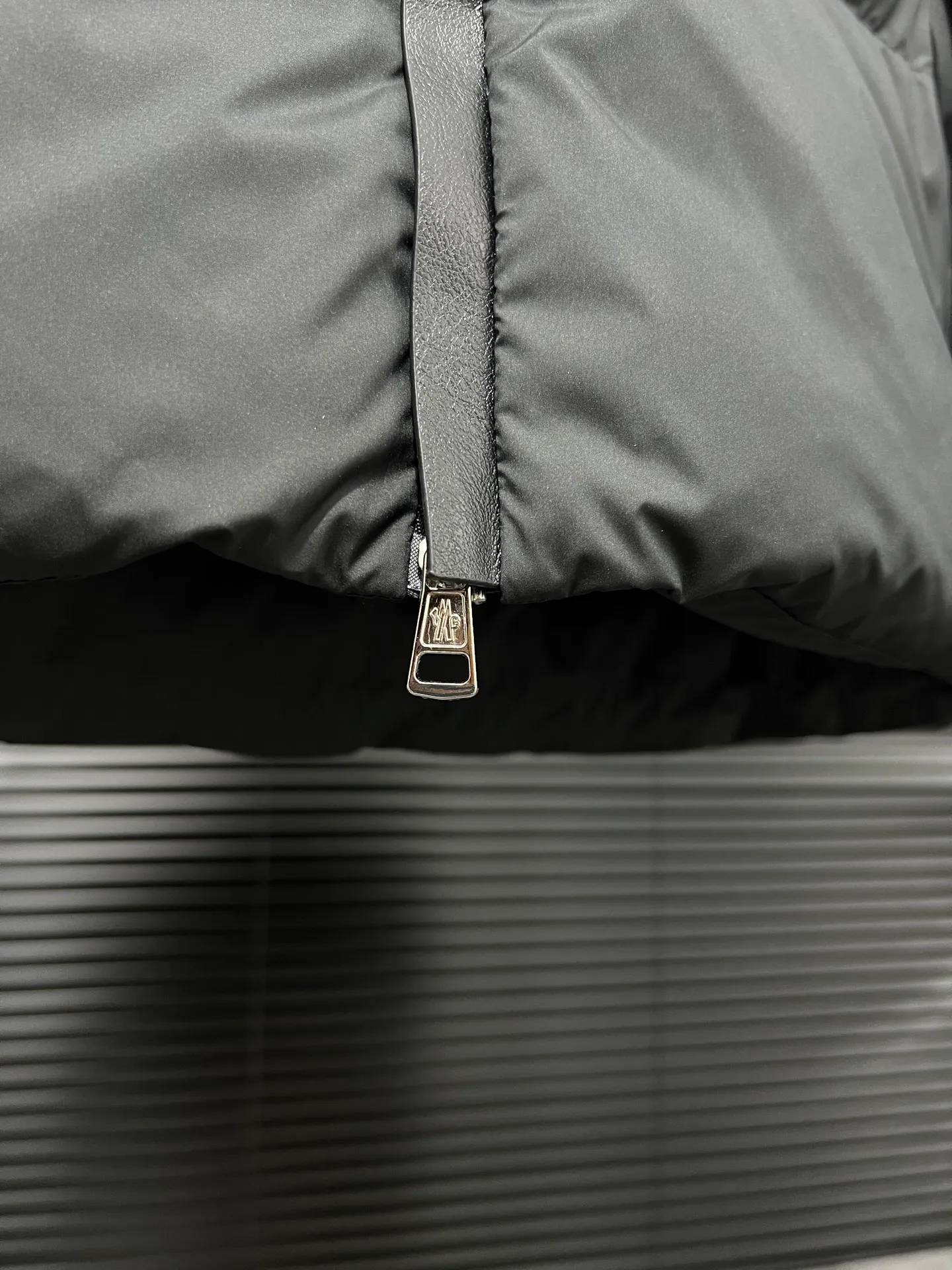 P820 ​​Moncler's new besbre zipper stand collar is a new fashionable stand collar down for autumn and winter. The overall design is simple and beautiful, and it is also very versatile and suitable for any occasion. Pair it with one inside, which is fashionable, age-reducing and warm. The body is decorated with leather zipper design pockets, which is fashionable and high-end. The sleeve arms are embellished with the brand's iconic logo, which not only highlights the brand's charm, but also has a high degree of recognition. The luxurious and low-key design is simply great! Powerful functionality brings warmth to cold winters, is windproof and waterproof, and is filled with 90% velvet content, allowing you to feel warm even on sub-zero nights. Color: Khaki Black Size: 12345