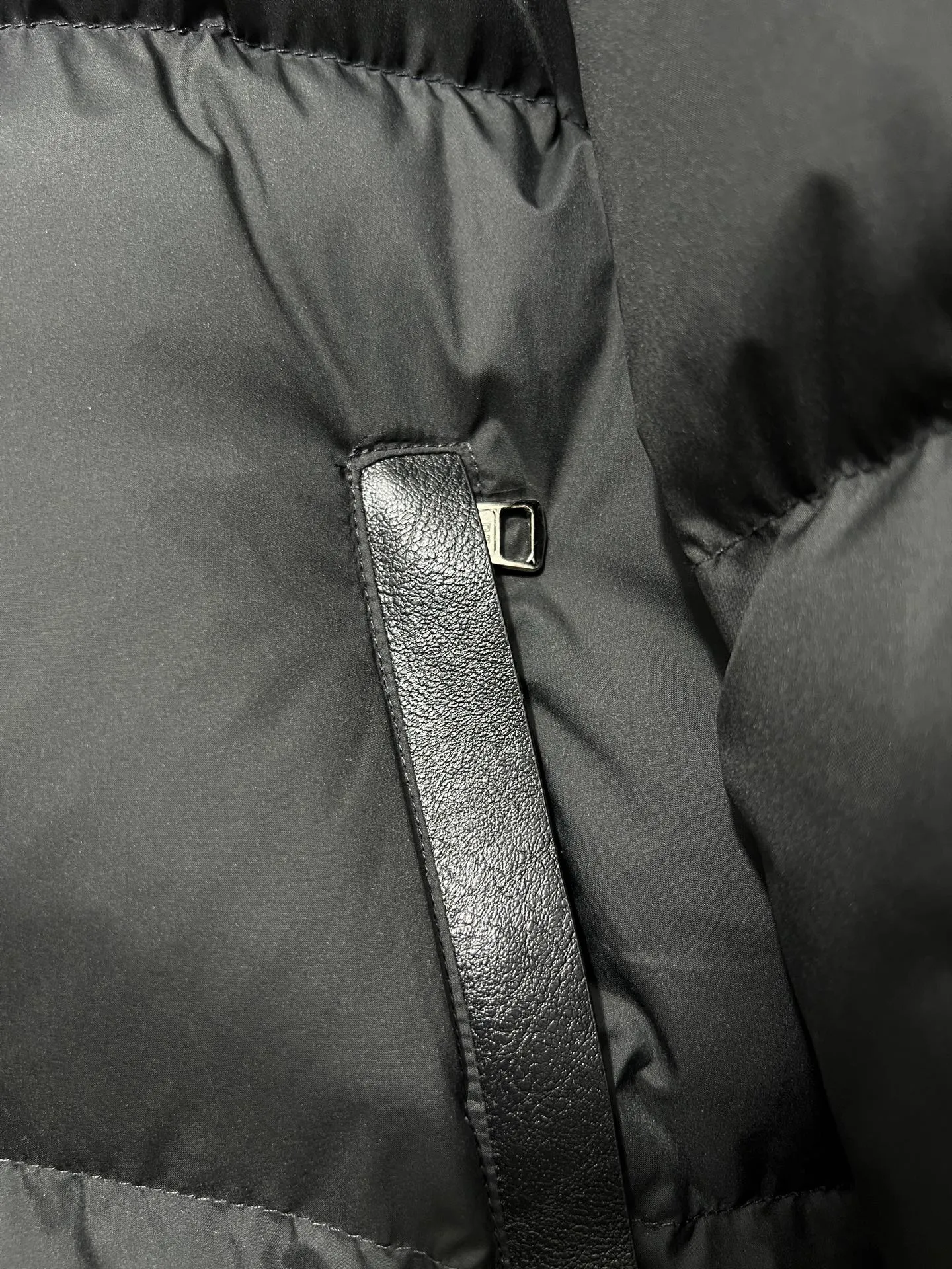 P820 ​​Moncler's new besbre zipper stand collar is a new fashionable stand collar down for autumn and winter. The overall design is simple and beautiful, and it is also very versatile and suitable for any occasion. Pair it with one inside, which is fashionable, age-reducing and warm. The body is decorated with leather zipper design pockets, which is fashionable and high-end. The sleeve arms are embellished with the brand's iconic logo, which not only highlights the brand's charm, but also has a high degree of recognition. The luxurious and low-key design is simply great! Powerful functionality brings warmth to cold winters, is windproof and waterproof, and is filled with 90% velvet content, allowing you to feel warm even on sub-zero nights. Color: Khaki Black Size: 12345