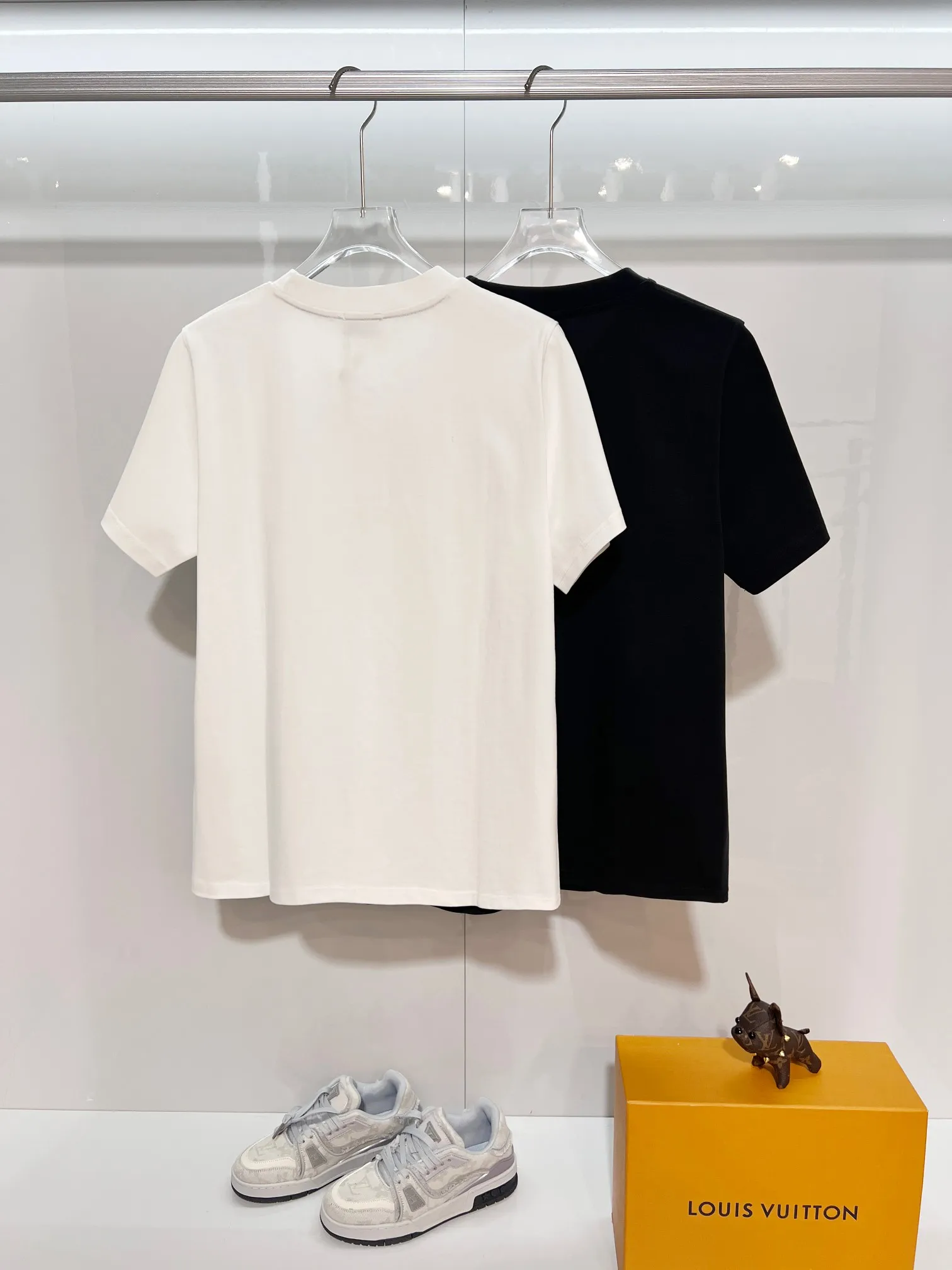 P150 MONCLER/Muzzled 300g pure cotton round neck short-sleeved T-shirt Brand classic Three-dimensional offset letter LOGO embossing process 2025ss official synchronization High version High quality Fashion personality Versatile trend Pure original quality Original fabric Hang tag Collar label Washed wheat Complete three standards Color: Black. White. Size: S M L XL XXL