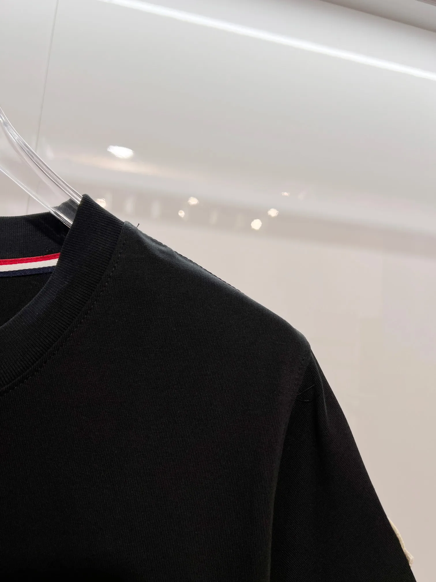 P150 MONCLER/Muzzled 300g pure cotton round neck short-sleeved T-shirt Brand classic Three-dimensional offset letter LOGO embossing process 2025ss official synchronization High version High quality Fashion personality Versatile trend Pure original quality Original fabric Hang tag Collar label Washed wheat Complete three standards Color: Black. White. Size: S M L XL XXL