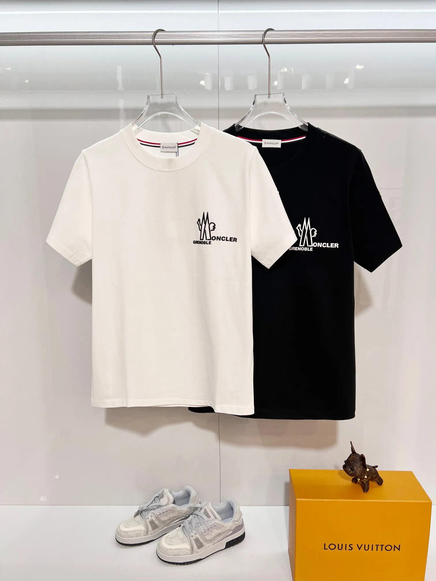 P150 MONCLER/Muzzled 300g pure cotton round neck short-sleeved T-shirt Brand classic Three-dimensional offset letter LOGO embossing process 2025ss official synchronization High version High quality Fashion personality Versatile trend Pure original quality Original fabric Hang tag Collar label Washed wheat Complete three standards Color: Black. White. Size: S M L XL XXL