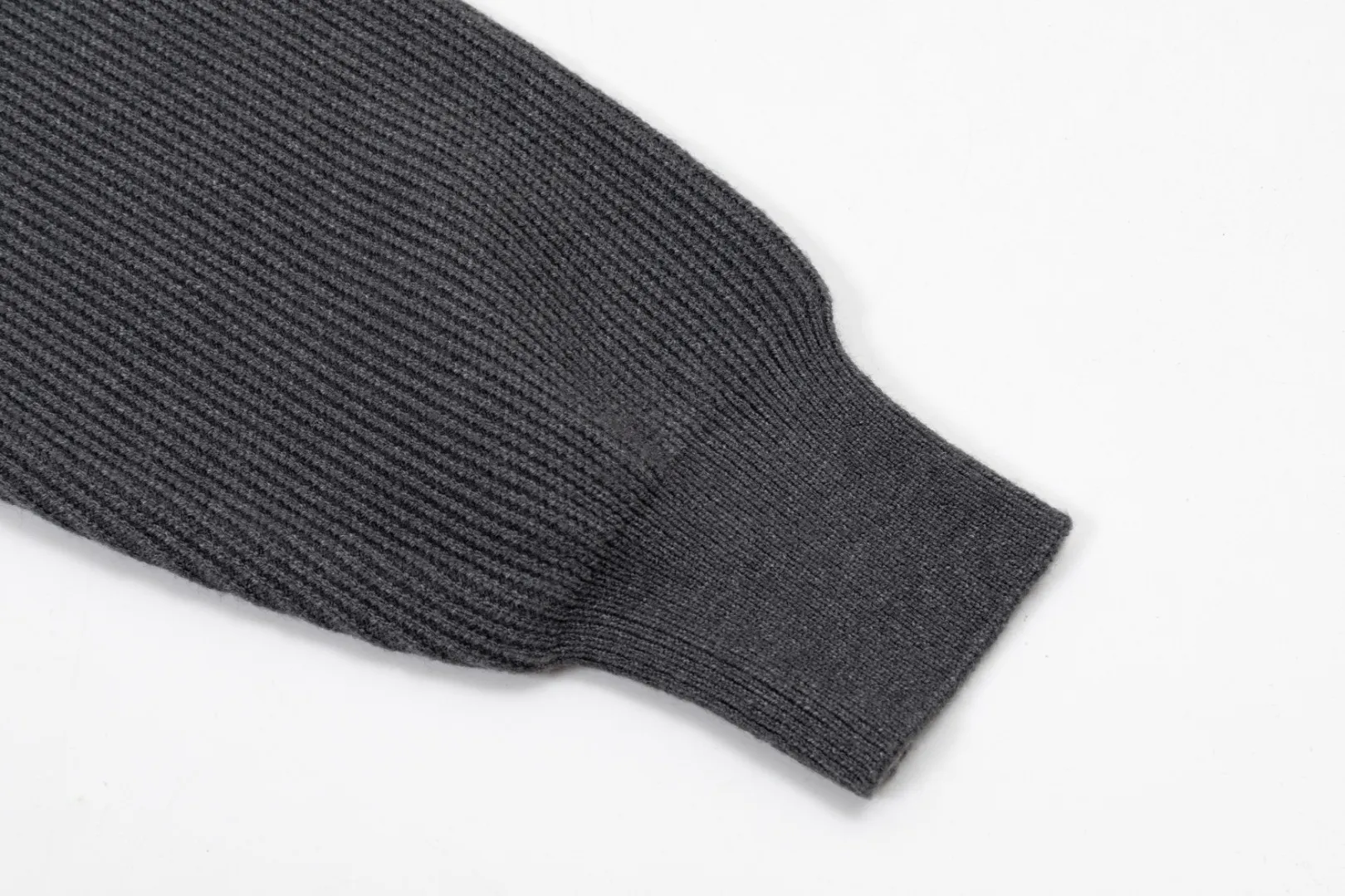 P250 Moncler masked zipper lapel sweater, the latest 2025 casual Polo wool sweater.  The texture is delicate, soft and comfortable, skin-friendly and warm, not easy to deform, simple and high-end style, and the logo on the chest is very exquisite and perfect! The upper body effect is very strong 👍 Color: black, gray Size: S-XL