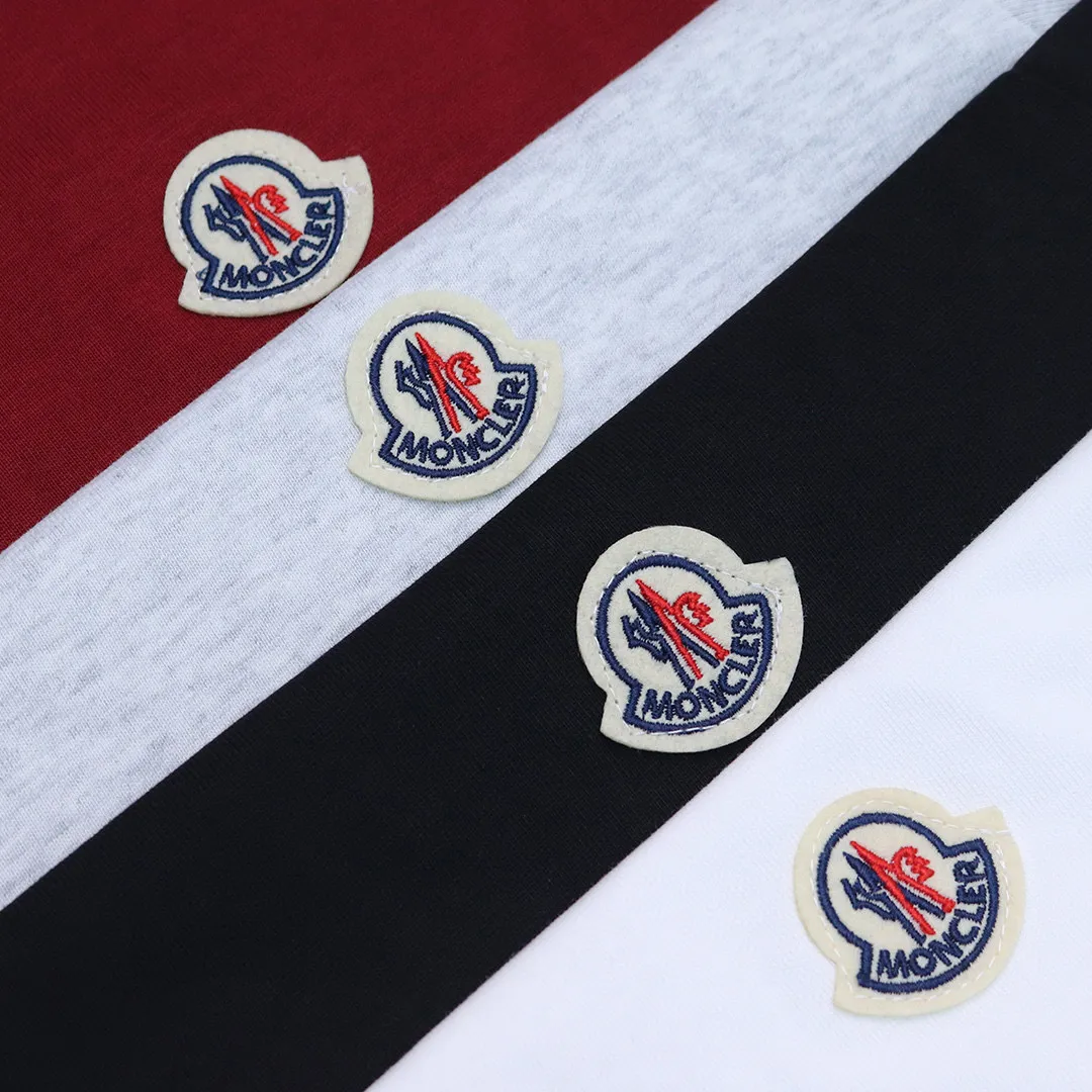 P130 Style No.: 808 〈MONCLER〉The price of the mousse is actually quite advantageous. Those who have been to the counters should all know that the price of the mousse is not much cheaper than Gucci Burberry. It is just relatively low-key and unwilling to hype. It is a picture that you want to buy or not. It has an aloof existence... Exclusively customized 270 grams of 32-count double yarn smooth cotton. The texture is very soft and comfortable. 100% different from the top fabrics in the market (does not shrink, deform, or pill). Matched with 320g 1*1 thread (the fabric thread is dyed in the same vat, no color difference, the thread is not easy to deform) Color: black white floral gray burgundy code number: S-XL