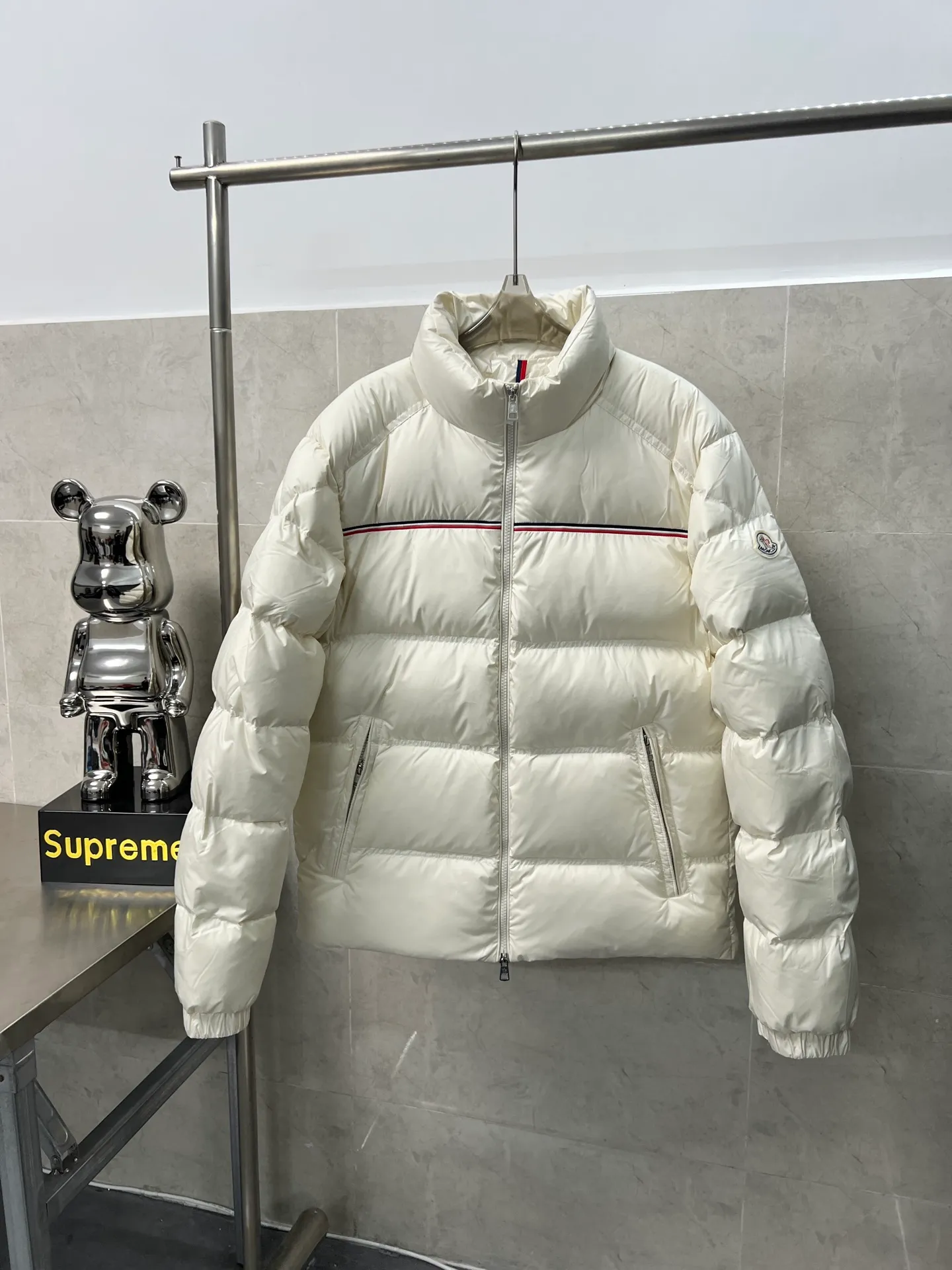 P980 Moncler Bouvaque short zipper stand collar long-sleeved jacket, the stand collar design is simple and elegant, the red and black stripe decoration on the chest adds a sense of fashion, and the full down filling ensures excellent warmth. 90% white duck down filling, top quality, classic tailoring. The upper body is full of street style; all the latest version of hardware accessories are custom molded to restore the original shape. The upper body silhouette is excellent, and the three labels are complete! GW will update at the same time. Color: white and black. Size: 1-5