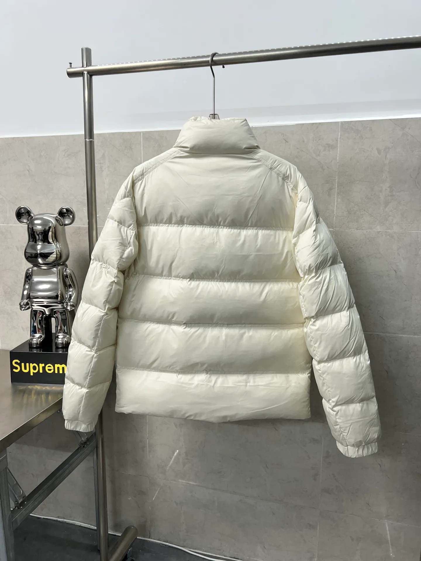 P980 Moncler Bouvaque short zipper stand collar long-sleeved jacket, the stand collar design is simple and elegant, the red and black stripe decoration on the chest adds a sense of fashion, and the full down filling ensures excellent warmth. 90% white duck down filling, top quality, classic tailoring. The upper body is full of street style; all the latest version of hardware accessories are custom molded to restore the original shape. The upper body silhouette is excellent, and the three labels are complete! GW will update at the same time. Color: white and black. Size: 1-5