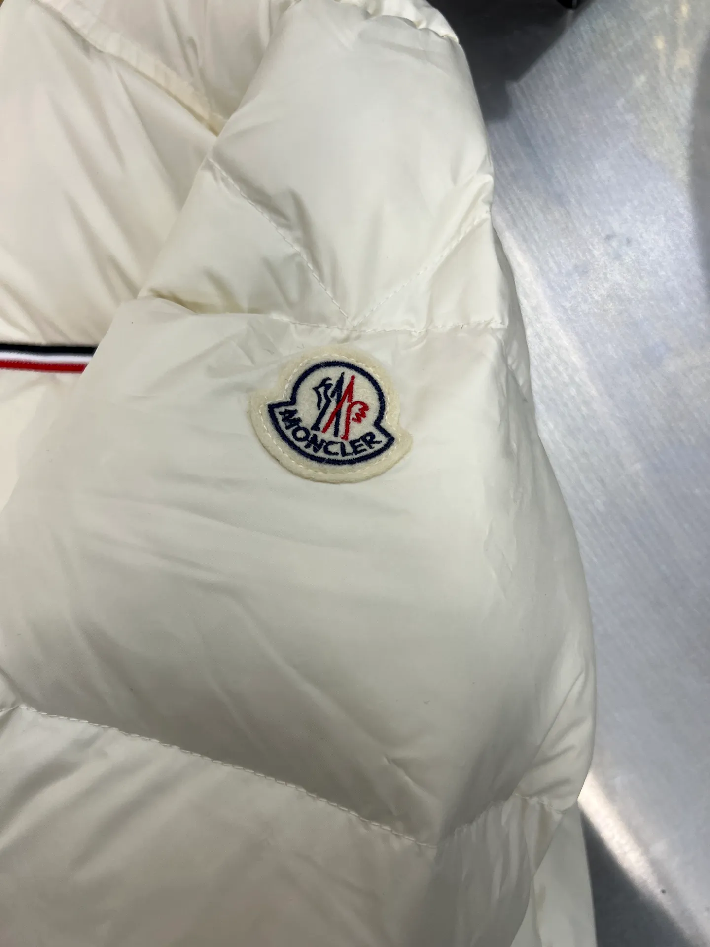 P980 Moncler Bouvaque short zipper stand collar long-sleeved jacket, the stand collar design is simple and elegant, the red and black stripe decoration on the chest adds a sense of fashion, and the full down filling ensures excellent warmth. 90% white duck down filling, top quality, classic tailoring. The upper body is full of street style; all the latest version of hardware accessories are custom molded to restore the original shape. The upper body silhouette is excellent, and the three labels are complete! GW will update at the same time. Color: white and black. Size: 1-5
