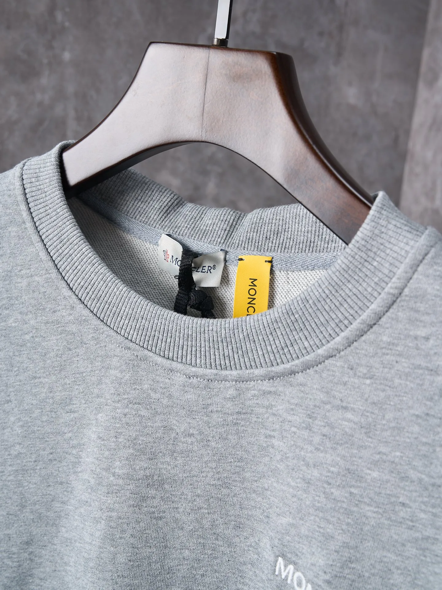 P380 Actual hanging auction] MONCLER/Mongolian × FRGMT Fujiwara Hiroshi co-branded geometric print embroidered round neck sweatshirt [Ready stock] S M L XL is a single-sided fish scale fabric woven with cotton as the base. The front is a smooth knitted surface, and the skin-contact surface is formed by the floating knitting technology of the knitting machine to form a three-dimensional terry, which increases the fluffiness and has a delicate touch. The terry structure absorbs a large amount of water and evaporates quickly, so it is not easy to loosen and deform after repeated washing. Four high-saturation patterns are presented on the fabric through glue printing. The scraper pressure is even and the scraping is performed in three steps to ensure that the glue is fully penetrated and covered. After curing at high temperature, the pigment is firmly bonded to the cotton fiber. The ink-absorbing and penetrating properties of the cotton fiber make the pattern less likely to fall off due to friction. The 2*2 rib formed by the alternating arrangement of the front and back coil longitudinal rows is still very elastic and has a wide pattern, which fits the wrist and waist without a sense of restraint. The gaps between the coils allow air circulation without losing warmth. By actively interfering with the shrinkage potential of cotton fibers, the fabric is able to transition from changeable to stable, improving dimensional stability while being less prone to deformation and wrinkles.