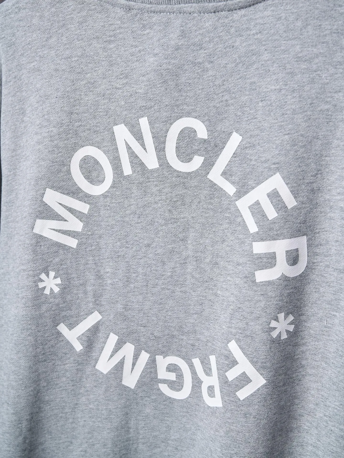 P380 Actual hanging auction] MONCLER/Mongolian × FRGMT Fujiwara Hiroshi co-branded geometric print embroidered round neck sweatshirt [Ready stock] S M L XL is a single-sided fish scale fabric woven with cotton as the base. The front is a smooth knitted surface, and the skin-contact surface is formed by the floating knitting technology of the knitting machine to form a three-dimensional terry, which increases the fluffiness and has a delicate touch. The terry structure absorbs a large amount of water and evaporates quickly, so it is not easy to loosen and deform after repeated washing. Four high-saturation patterns are presented on the fabric through glue printing. The scraper pressure is even and the scraping is performed in three steps to ensure that the glue is fully penetrated and covered. After curing at high temperature, the pigment is firmly bonded to the cotton fiber. The ink-absorbing and penetrating properties of the cotton fiber make the pattern less likely to fall off due to friction. The 2*2 rib formed by the alternating arrangement of the front and back coil longitudinal rows is still very elastic and has a wide pattern, which fits the wrist and waist without a sense of restraint. The gaps between the coils allow air circulation without losing warmth. By actively interfering with the shrinkage potential of cotton fibers, the fabric is able to transition from changeable to stable, improving dimensional stability while being less prone to deformation and wrinkles.