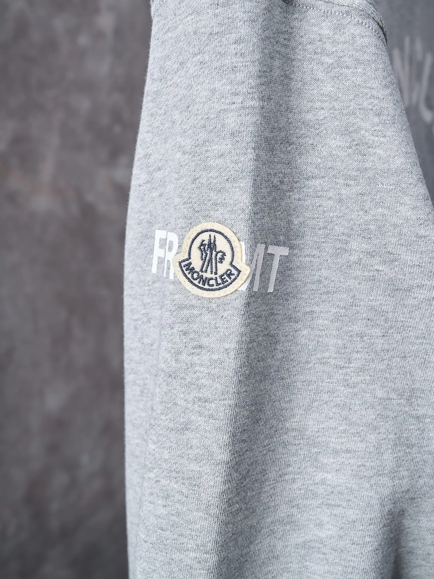 P380 Actual hanging auction] MONCLER/Mongolian × FRGMT Fujiwara Hiroshi co-branded geometric print embroidered round neck sweatshirt [Ready stock] S M L XL is a single-sided fish scale fabric woven with cotton as the base. The front is a smooth knitted surface, and the skin-contact surface is formed by the floating knitting technology of the knitting machine to form a three-dimensional terry, which increases the fluffiness and has a delicate touch. The terry structure absorbs a large amount of water and evaporates quickly, so it is not easy to loosen and deform after repeated washing. Four high-saturation patterns are presented on the fabric through glue printing. The scraper pressure is even and the scraping is performed in three steps to ensure that the glue is fully penetrated and covered. After curing at high temperature, the pigment is firmly bonded to the cotton fiber. The ink-absorbing and penetrating properties of the cotton fiber make the pattern less likely to fall off due to friction. The 2*2 rib formed by the alternating arrangement of the front and back coil longitudinal rows is still very elastic and has a wide pattern, which fits the wrist and waist without a sense of restraint. The gaps between the coils allow air circulation without losing warmth. By actively interfering with the shrinkage potential of cotton fibers, the fabric is able to transition from changeable to stable, improving dimensional stability while being less prone to deformation and wrinkles.