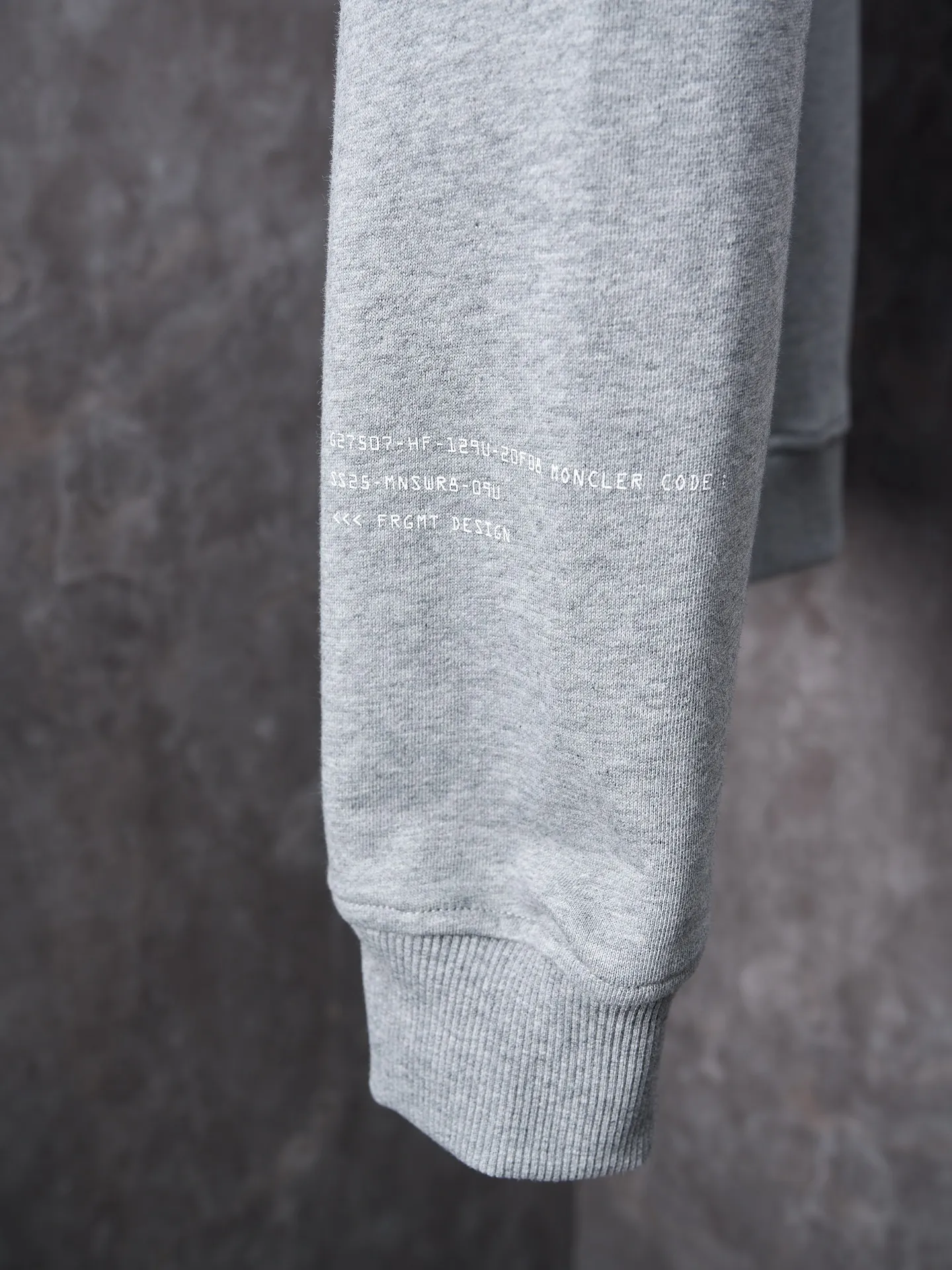 P380 Actual hanging auction] MONCLER/Mongolian × FRGMT Fujiwara Hiroshi co-branded geometric print embroidered round neck sweatshirt [Ready stock] S M L XL is a single-sided fish scale fabric woven with cotton as the base. The front is a smooth knitted surface, and the skin-contact surface is formed by the floating knitting technology of the knitting machine to form a three-dimensional terry, which increases the fluffiness and has a delicate touch. The terry structure absorbs a large amount of water and evaporates quickly, so it is not easy to loosen and deform after repeated washing. Four high-saturation patterns are presented on the fabric through glue printing. The scraper pressure is even and the scraping is performed in three steps to ensure that the glue is fully penetrated and covered. After curing at high temperature, the pigment is firmly bonded to the cotton fiber. The ink-absorbing and penetrating properties of the cotton fiber make the pattern less likely to fall off due to friction. The 2*2 rib formed by the alternating arrangement of the front and back coil longitudinal rows is still very elastic and has a wide pattern, which fits the wrist and waist without a sense of restraint. The gaps between the coils allow air circulation without losing warmth. By actively interfering with the shrinkage potential of cotton fibers, the fabric is able to transition from changeable to stable, improving dimensional stability while being less prone to deformation and wrinkles.