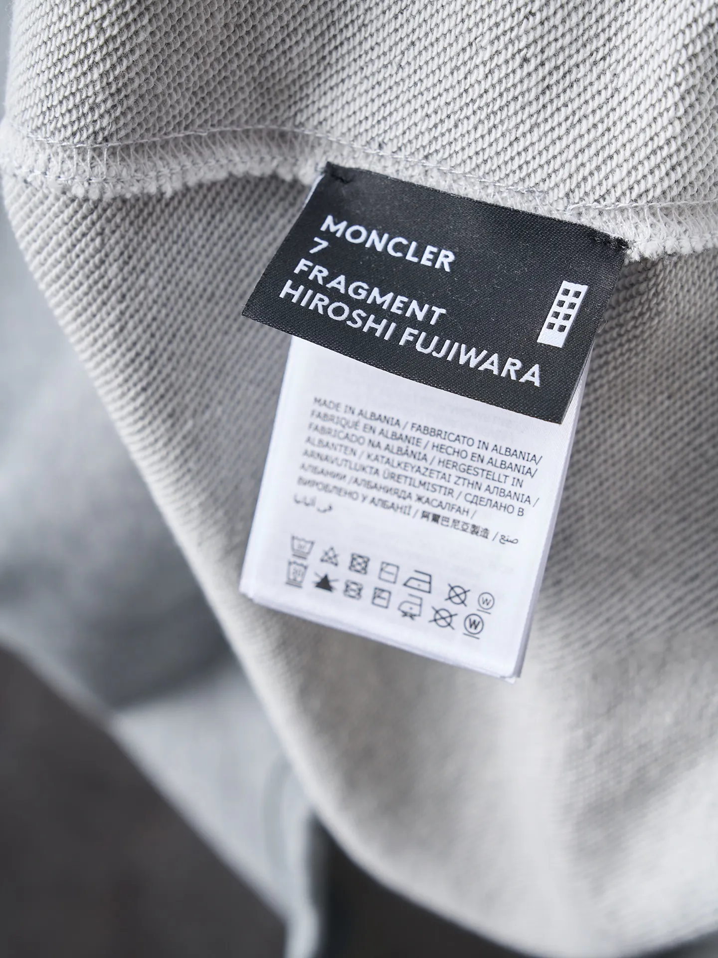 P380 Actual hanging auction] MONCLER/Mongolian × FRGMT Fujiwara Hiroshi co-branded geometric print embroidered round neck sweatshirt [Ready stock] S M L XL is a single-sided fish scale fabric woven with cotton as the base. The front is a smooth knitted surface, and the skin-contact surface is formed by the floating knitting technology of the knitting machine to form a three-dimensional terry, which increases the fluffiness and has a delicate touch. The terry structure absorbs a large amount of water and evaporates quickly, so it is not easy to loosen and deform after repeated washing. Four high-saturation patterns are presented on the fabric through glue printing. The scraper pressure is even and the scraping is performed in three steps to ensure that the glue is fully penetrated and covered. After curing at high temperature, the pigment is firmly bonded to the cotton fiber. The ink-absorbing and penetrating properties of the cotton fiber make the pattern less likely to fall off due to friction. The 2*2 rib formed by the alternating arrangement of the front and back coil longitudinal rows is still very elastic and has a wide pattern, which fits the wrist and waist without a sense of restraint. The gaps between the coils allow air circulation without losing warmth. By actively interfering with the shrinkage potential of cotton fibers, the fabric is able to transition from changeable to stable, improving dimensional stability while being less prone to deformation and wrinkles.