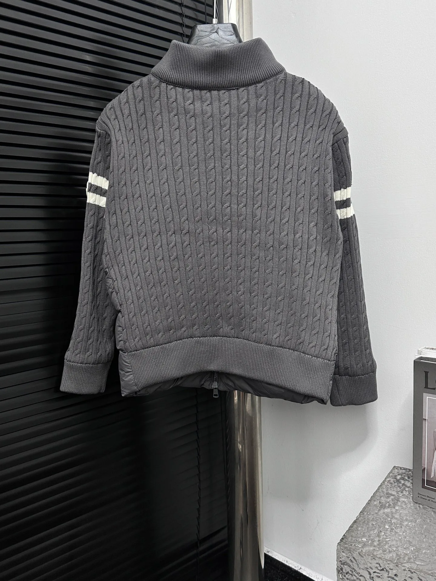 P680 [Moncler] Hooded down and wool knitted down jacket This cardigan is made of wool and cashmere fabrics and filled with warm down. The zippered silhouette and knitted turtleneck add extra protection from the elements. Lightweight knitted piece trimmed with soft leather. Size: 1 2 3 4 5