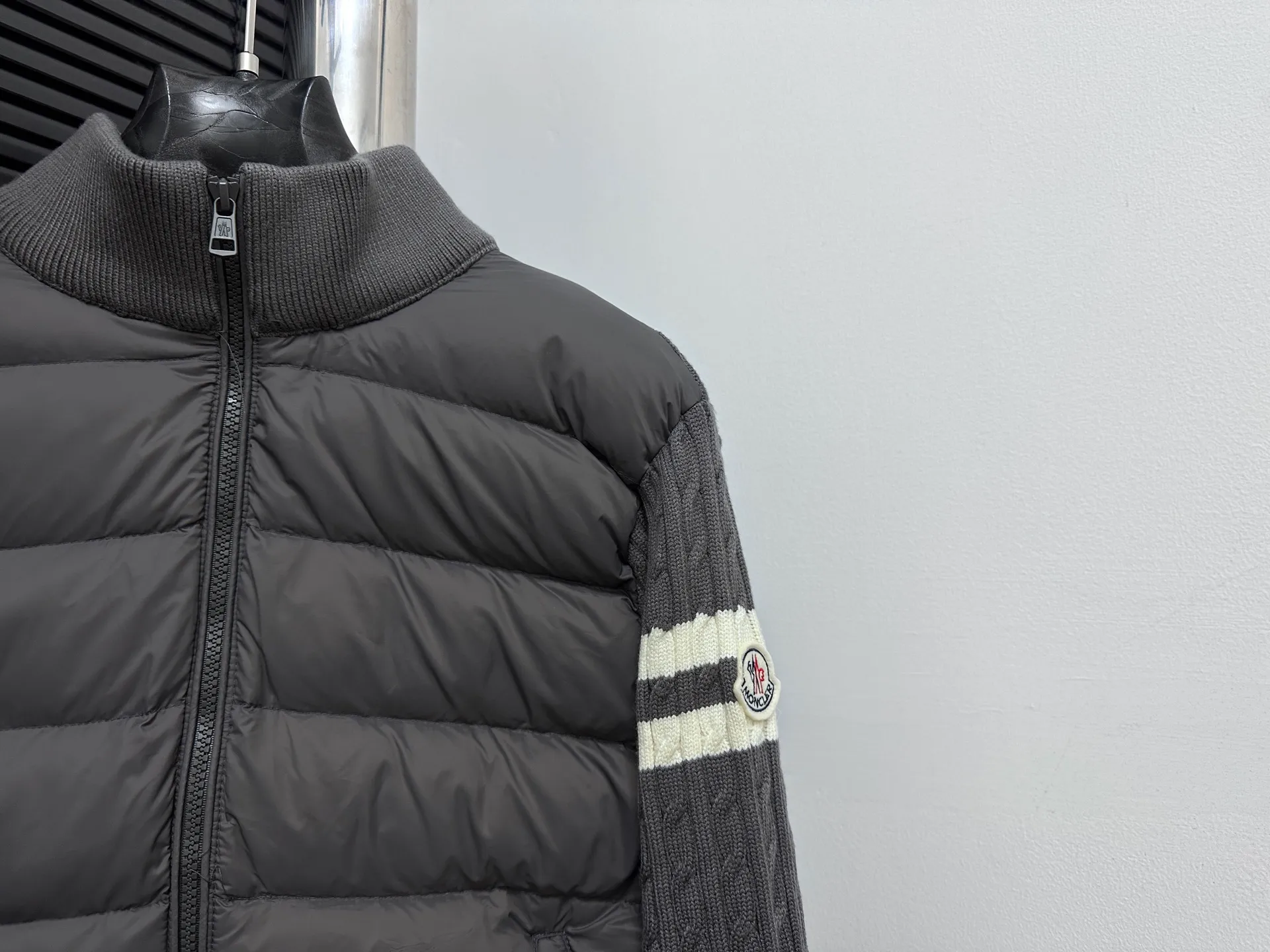 P680 [Moncler] Hooded down and wool knitted down jacket This cardigan is made of wool and cashmere fabrics and filled with warm down. The zippered silhouette and knitted turtleneck add extra protection from the elements. Lightweight knitted piece trimmed with soft leather. Size: 1 2 3 4 5