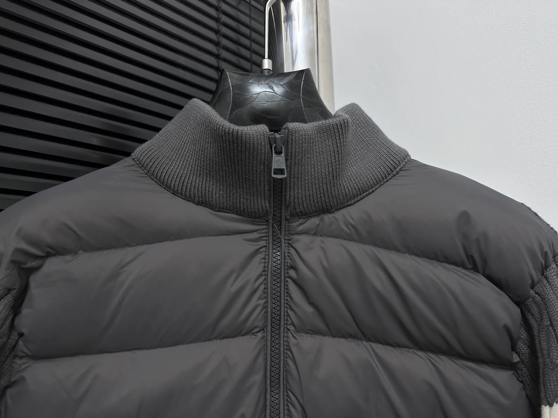 P680 [Moncler] Hooded down and wool knitted down jacket This cardigan is made of wool and cashmere fabrics and filled with warm down. The zippered silhouette and knitted turtleneck add extra protection from the elements. Lightweight knitted piece trimmed with soft leather. Size: 1 2 3 4 5