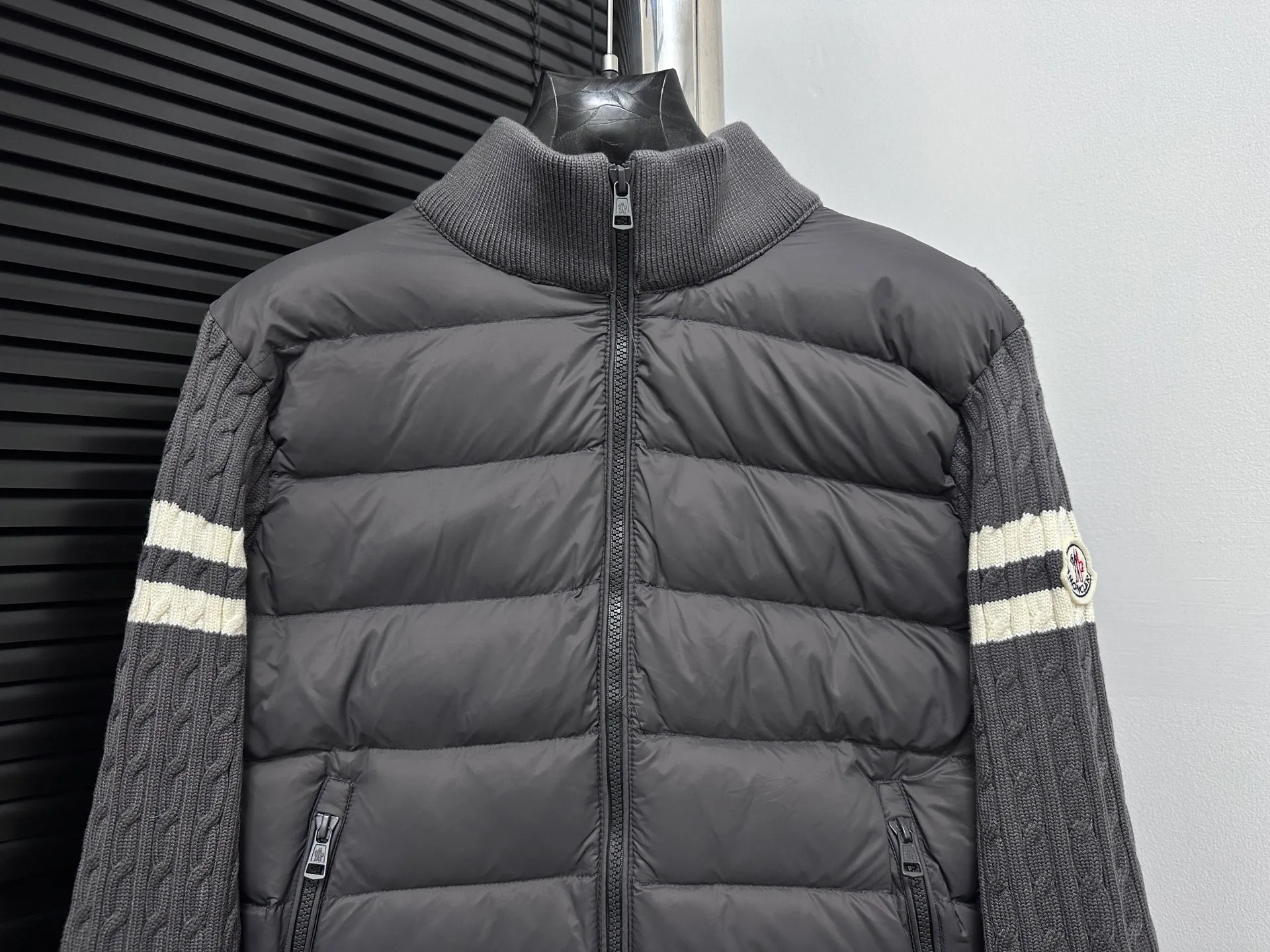 P680 [Moncler] Hooded down and wool knitted down jacket This cardigan is made of wool and cashmere fabrics and filled with warm down. The zippered silhouette and knitted turtleneck add extra protection from the elements. Lightweight knitted piece trimmed with soft leather. Size: 1 2 3 4 5