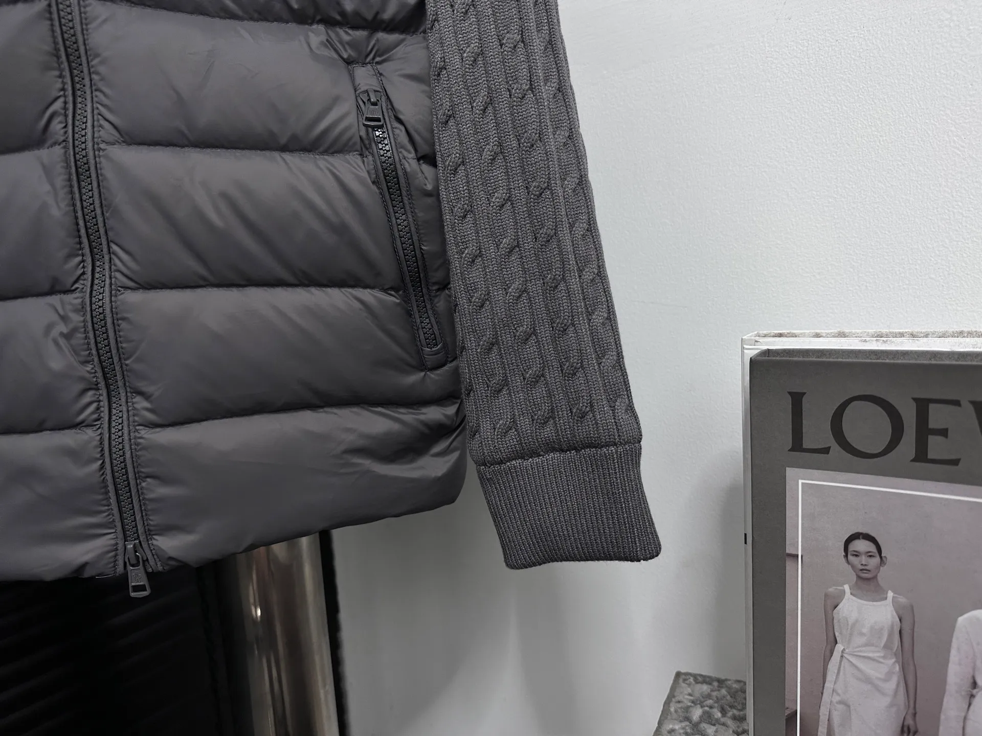 P680 [Moncler] Hooded down and wool knitted down jacket This cardigan is made of wool and cashmere fabrics and filled with warm down. The zippered silhouette and knitted turtleneck add extra protection from the elements. Lightweight knitted piece trimmed with soft leather. Size: 1 2 3 4 5