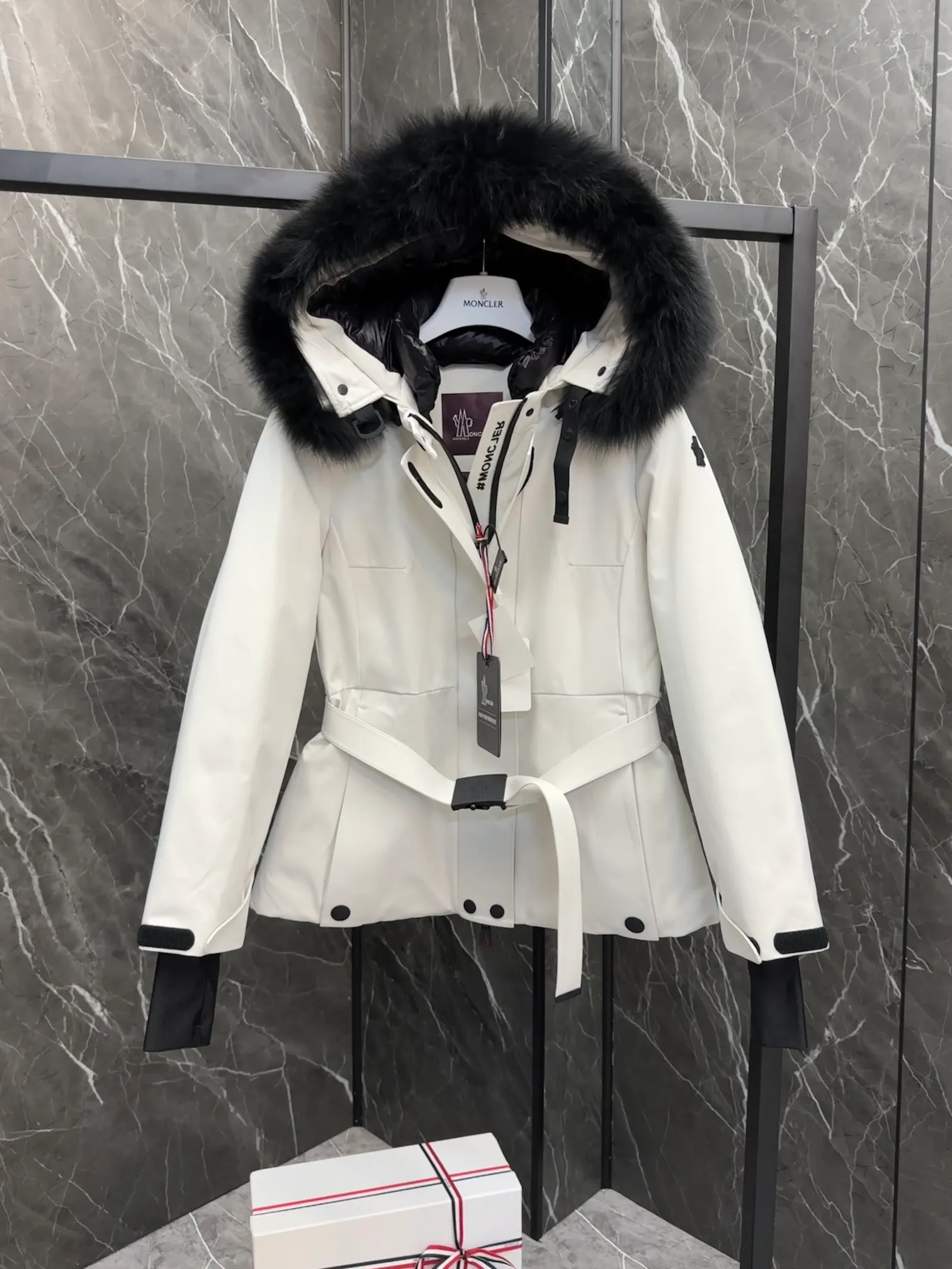P1260 Special down ⬆️Moncler Grenble Laplance (channel selection) high-end women's down ski jacket, ski fur high-end series Laplance women's down ski jacket is specially designed for alpine skiing, which can keep you warm on the slopes. The Laplance women's ski jacket is made of polyester and covered with GORE-TEX membrane for excellent wind protection. Sleek and feminine, it has a belt that accentuates the silhouette, and the hood's fur trim is removable in case of rain or snow. Featuring zippers, ski pass pockets and avalanche reflectors, this down jacket is a mountain staple.  •Breathable •Insulated •Windproof •Designed for alpine skiing •Made from double-layer plain weave Gore-Tex Infinium™ fabric •Nylon lining •Down filled •Heat-sealed seams •Elastic drawstring hood with removable fur trim •YKK® Aquaguard zipper •Front windshield accent strap •Elastic knit wrist guards •Ski pass pocket •Invisible Recco® reflectors •Adjustment tabs at cuffs •Black silicone logo Size: 0-3.