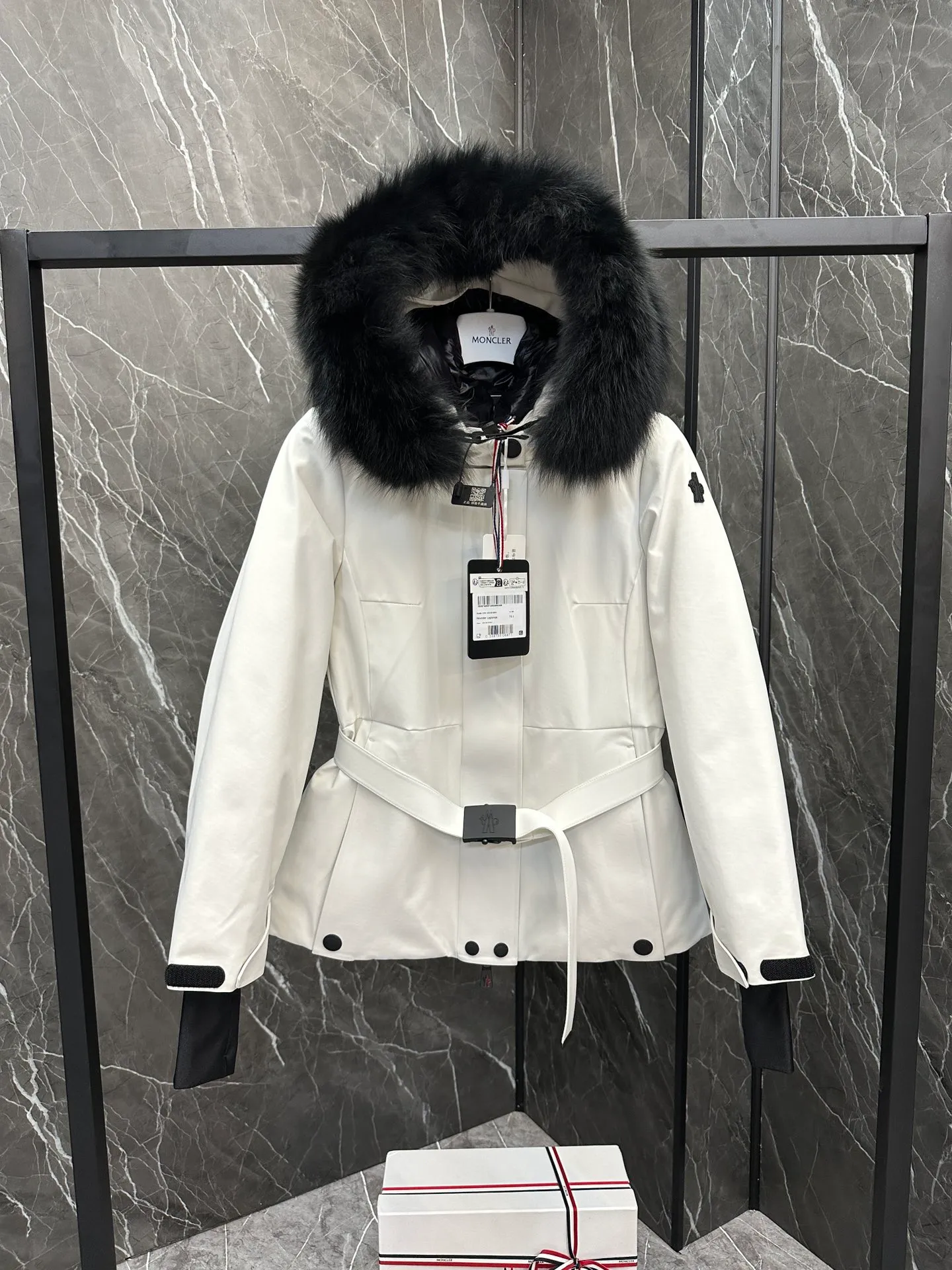 P1260 Special down ⬆️Moncler Grenble Laplance (channel selection) high-end women's down ski jacket, ski fur high-end series Laplance women's down ski jacket is specially designed for alpine skiing, which can keep you warm on the slopes. The Laplance women's ski jacket is made of polyester and covered with GORE-TEX membrane for excellent wind protection. Sleek and feminine, it has a belt that accentuates the silhouette, and the hood's fur trim is removable in case of rain or snow. Featuring zippers, ski pass pockets and avalanche reflectors, this down jacket is a mountain staple.  •Breathable •Insulated •Windproof •Designed for alpine skiing •Made from double-layer plain weave Gore-Tex Infinium™ fabric •Nylon lining •Down filled •Heat-sealed seams •Elastic drawstring hood with removable fur trim •YKK® Aquaguard zipper •Front windshield accent strap •Elastic knit wrist guards •Ski pass pocket •Invisible Recco® reflectors •Adjustment tabs at cuffs •Black silicone logo Size: 0-3.