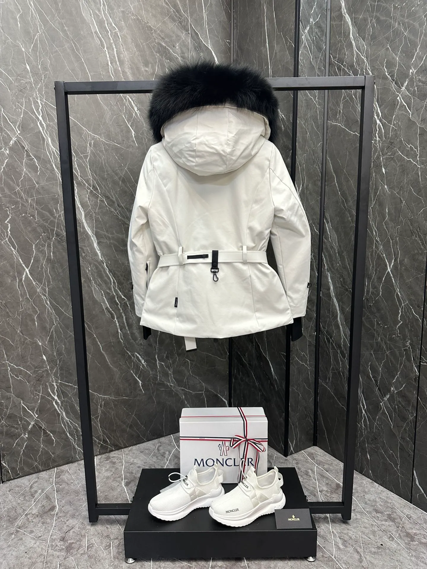 P1260 Special down ⬆️Moncler Grenble Laplance (channel selection) high-end women's down ski jacket, ski fur high-end series Laplance women's down ski jacket is specially designed for alpine skiing, which can keep you warm on the slopes. The Laplance women's ski jacket is made of polyester and covered with GORE-TEX membrane for excellent wind protection. Sleek and feminine, it has a belt that accentuates the silhouette, and the hood's fur trim is removable in case of rain or snow. Featuring zippers, ski pass pockets and avalanche reflectors, this down jacket is a mountain staple.  •Breathable •Insulated •Windproof •Designed for alpine skiing •Made from double-layer plain weave Gore-Tex Infinium™ fabric •Nylon lining •Down filled •Heat-sealed seams •Elastic drawstring hood with removable fur trim •YKK® Aquaguard zipper •Front windshield accent strap •Elastic knit wrist guards •Ski pass pocket •Invisible Recco® reflectors •Adjustment tabs at cuffs •Black silicone logo Size: 0-3.