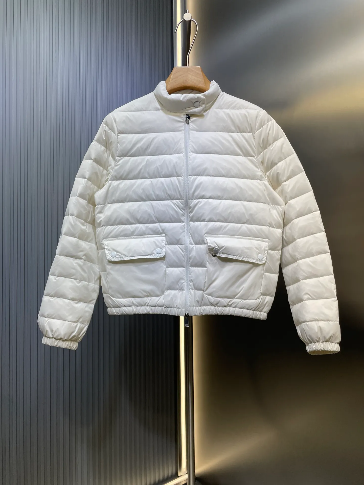 P670 Moncler 🌟Thin stand-up collar and lapel down jacket. Customized YB imported nylon material. The craftsmanship is restored. Upgraded material. It has the waterproof, windproof and cold-proof function of nylon. White goose down filling inside. The whole piece is light and warm. Zipper placket. Lapel stand-up collar two-wear design. Classic rectangular strip embossed treatment. Various styles. Iconic logo patches on the outside of the arms are embellished to highlight a low-key sense of luxury. The flap pocket design is practical to keep out the cold. Exquisite details can successfully get rid of dullness. Integrating warmth and fashion. Customized surface accessories. Look for the correct version. Down filling standard: national standard. Down filling material: white duck down. Size: s m l