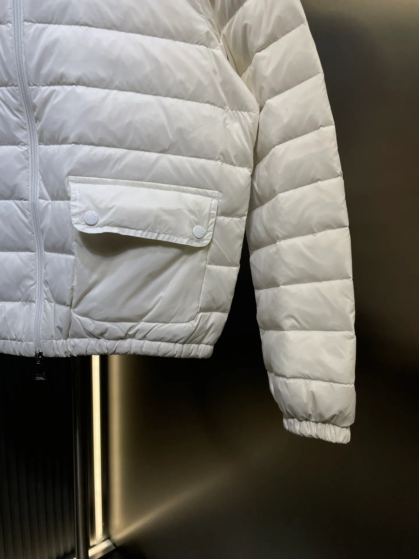P670 Moncler 🌟Thin stand-up collar and lapel down jacket. Customized YB imported nylon material. The craftsmanship is restored. Upgraded material. It has the waterproof, windproof and cold-proof function of nylon. White goose down filling inside. The whole piece is light and warm. Zipper placket. Lapel stand-up collar two-wear design. Classic rectangular strip embossed treatment. Various styles. Iconic logo patches on the outside of the arms are embellished to highlight a low-key sense of luxury. The flap pocket design is practical to keep out the cold. Exquisite details can successfully get rid of dullness. Integrating warmth and fashion. Customized surface accessories. Look for the correct version. Down filling standard: national standard. Down filling material: white duck down. Size: s m l
