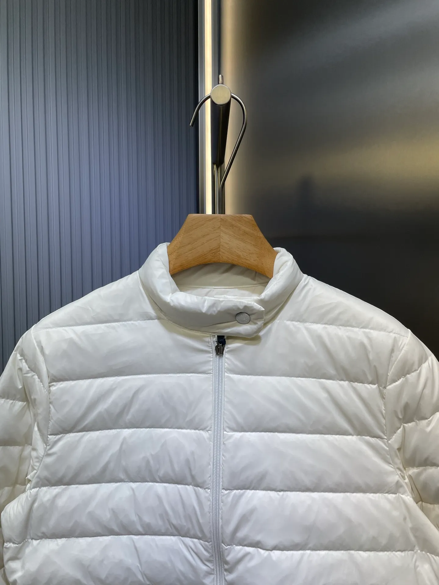 P670 Moncler 🌟Thin stand-up collar and lapel down jacket. Customized YB imported nylon material. The craftsmanship is restored. Upgraded material. It has the waterproof, windproof and cold-proof function of nylon. White goose down filling inside. The whole piece is light and warm. Zipper placket. Lapel stand-up collar two-wear design. Classic rectangular strip embossed treatment. Various styles. Iconic logo patches on the outside of the arms are embellished to highlight a low-key sense of luxury. The flap pocket design is practical to keep out the cold. Exquisite details can successfully get rid of dullness. Integrating warmth and fashion. Customized surface accessories. Look for the correct version. Down filling standard: national standard. Down filling material: white duck down. Size: s m l
