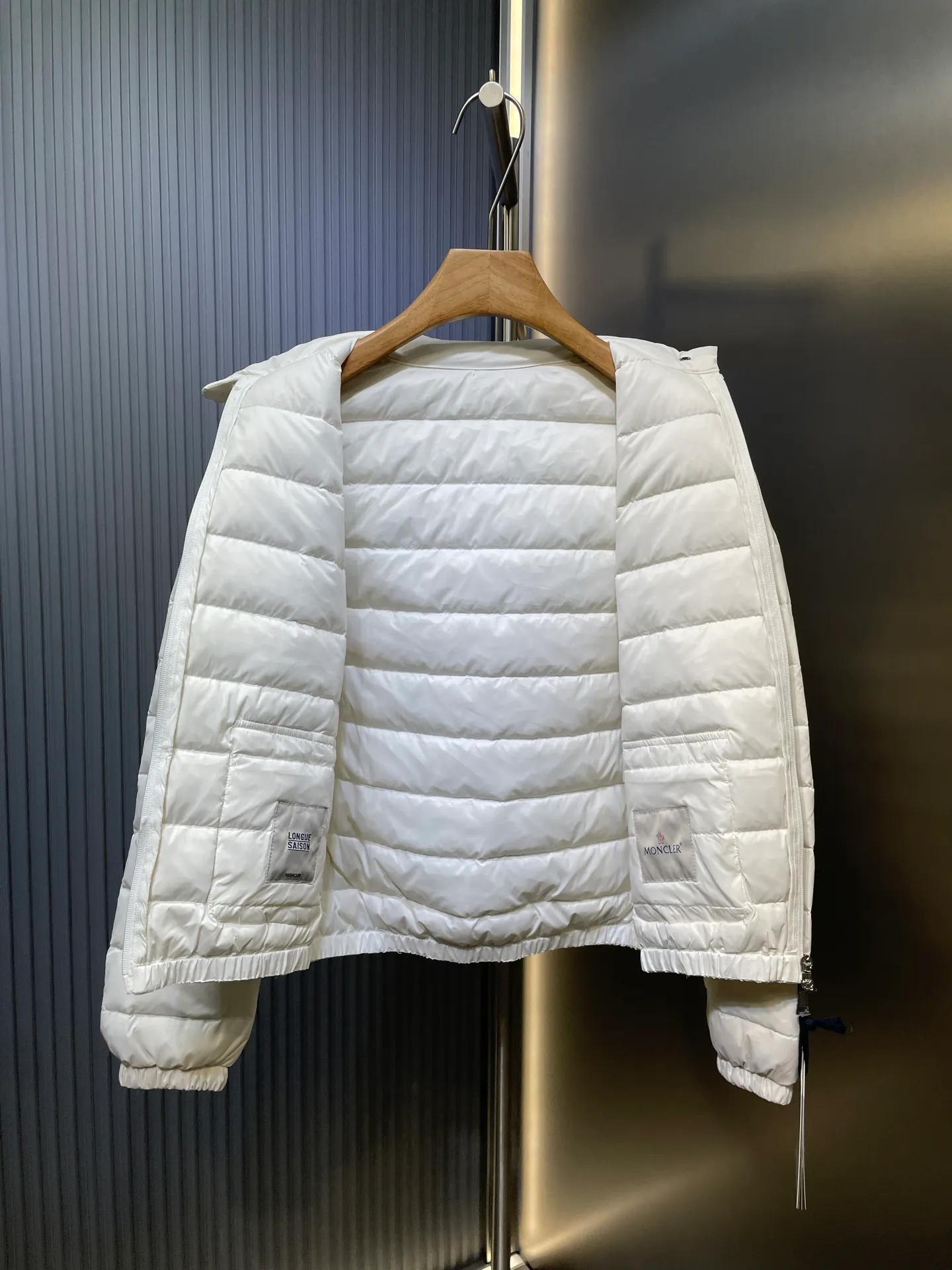 P670 Moncler 🌟Thin stand-up collar and lapel down jacket. Customized YB imported nylon material. The craftsmanship is restored. Upgraded material. It has the waterproof, windproof and cold-proof function of nylon. White goose down filling inside. The whole piece is light and warm. Zipper placket. Lapel stand-up collar two-wear design. Classic rectangular strip embossed treatment. Various styles. Iconic logo patches on the outside of the arms are embellished to highlight a low-key sense of luxury. The flap pocket design is practical to keep out the cold. Exquisite details can successfully get rid of dullness. Integrating warmth and fashion. Customized surface accessories. Look for the correct version. Down filling standard: national standard. Down filling material: white duck down. Size: s m l