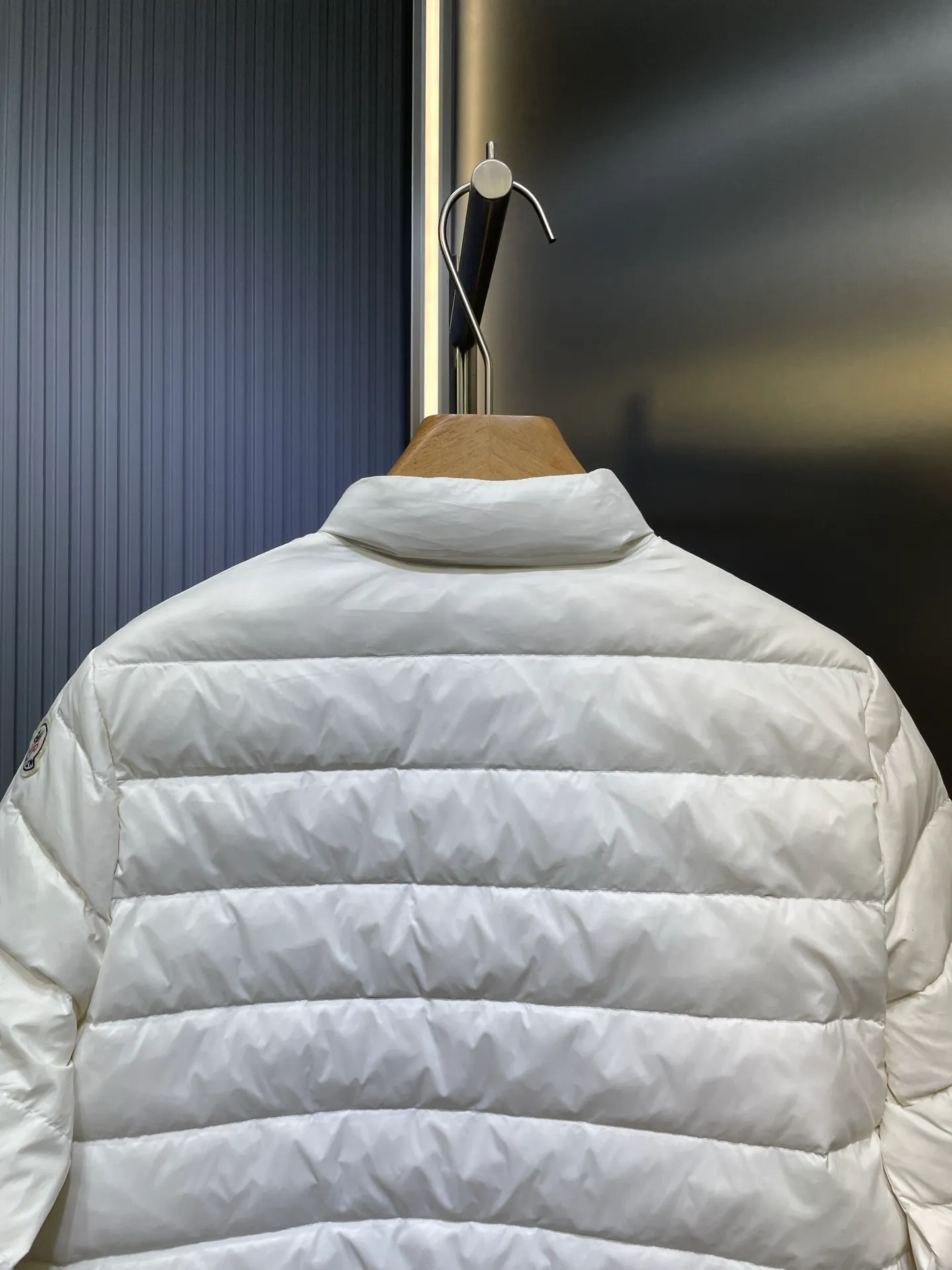 P670 Moncler 🌟Thin stand-up collar and lapel down jacket. Customized YB imported nylon material. The craftsmanship is restored. Upgraded material. It has the waterproof, windproof and cold-proof function of nylon. White goose down filling inside. The whole piece is light and warm. Zipper placket. Lapel stand-up collar two-wear design. Classic rectangular strip embossed treatment. Various styles. Iconic logo patches on the outside of the arms are embellished to highlight a low-key sense of luxury. The flap pocket design is practical to keep out the cold. Exquisite details can successfully get rid of dullness. Integrating warmth and fashion. Customized surface accessories. Look for the correct version. Down filling standard: national standard. Down filling material: white duck down. Size: s m l
