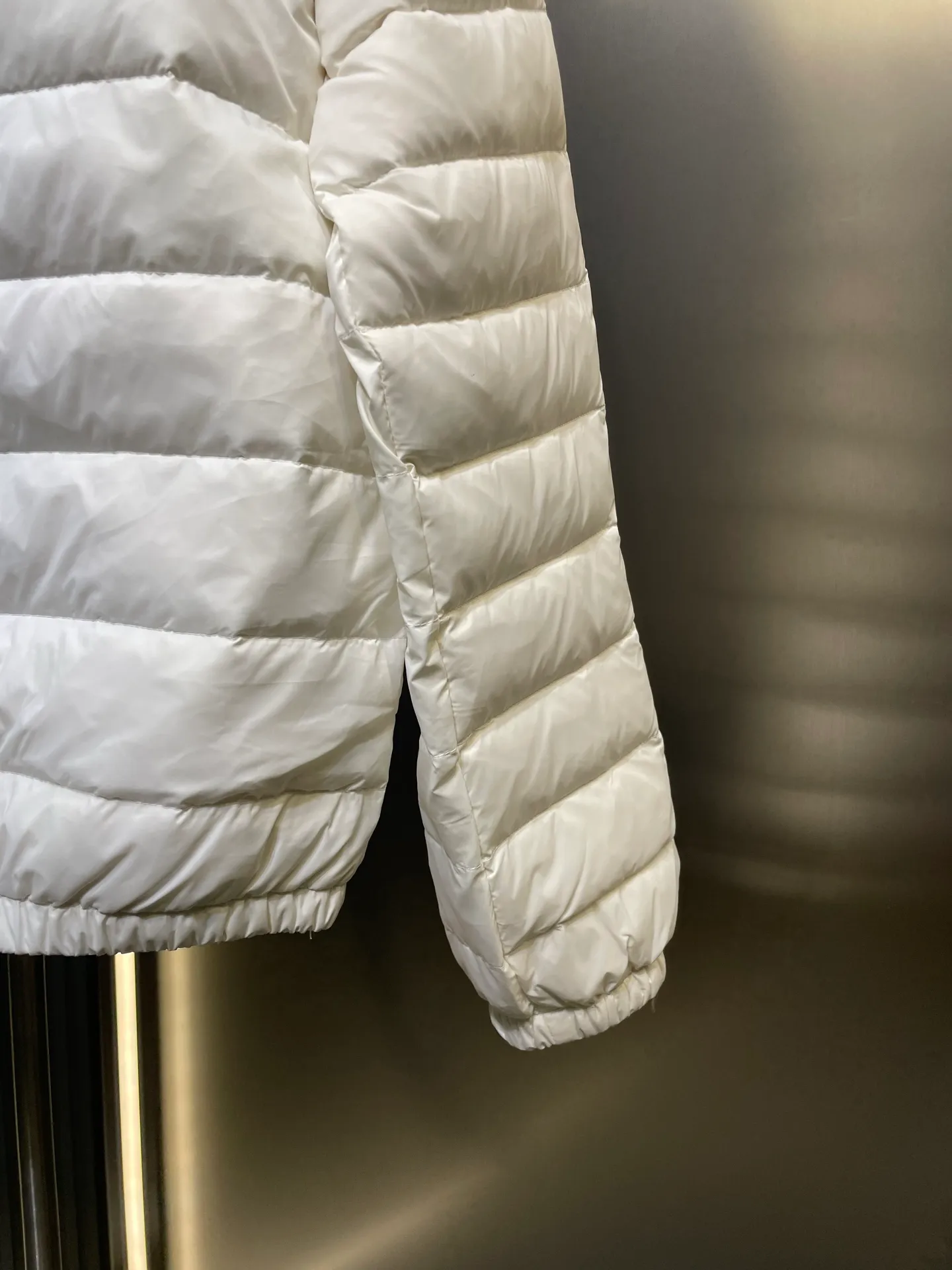 P670 Moncler 🌟Thin stand-up collar and lapel down jacket. Customized YB imported nylon material. The craftsmanship is restored. Upgraded material. It has the waterproof, windproof and cold-proof function of nylon. White goose down filling inside. The whole piece is light and warm. Zipper placket. Lapel stand-up collar two-wear design. Classic rectangular strip embossed treatment. Various styles. Iconic logo patches on the outside of the arms are embellished to highlight a low-key sense of luxury. The flap pocket design is practical to keep out the cold. Exquisite details can successfully get rid of dullness. Integrating warmth and fashion. Customized surface accessories. Look for the correct version. Down filling standard: national standard. Down filling material: white duck down. Size: s m l