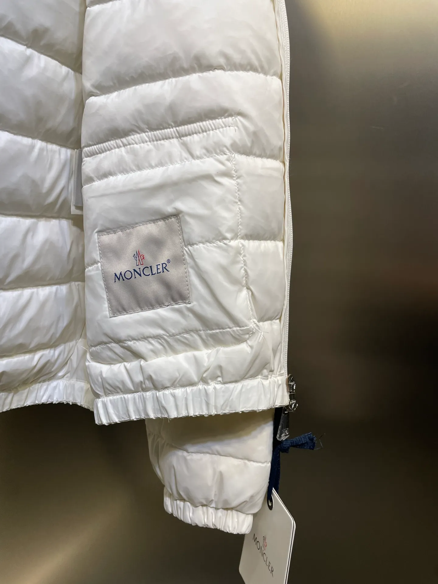 P670 Moncler 🌟Thin stand-up collar and lapel down jacket. Customized YB imported nylon material. The craftsmanship is restored. Upgraded material. It has the waterproof, windproof and cold-proof function of nylon. White goose down filling inside. The whole piece is light and warm. Zipper placket. Lapel stand-up collar two-wear design. Classic rectangular strip embossed treatment. Various styles. Iconic logo patches on the outside of the arms are embellished to highlight a low-key sense of luxury. The flap pocket design is practical to keep out the cold. Exquisite details can successfully get rid of dullness. Integrating warmth and fashion. Customized surface accessories. Look for the correct version. Down filling standard: national standard. Down filling material: white duck down. Size: s m l